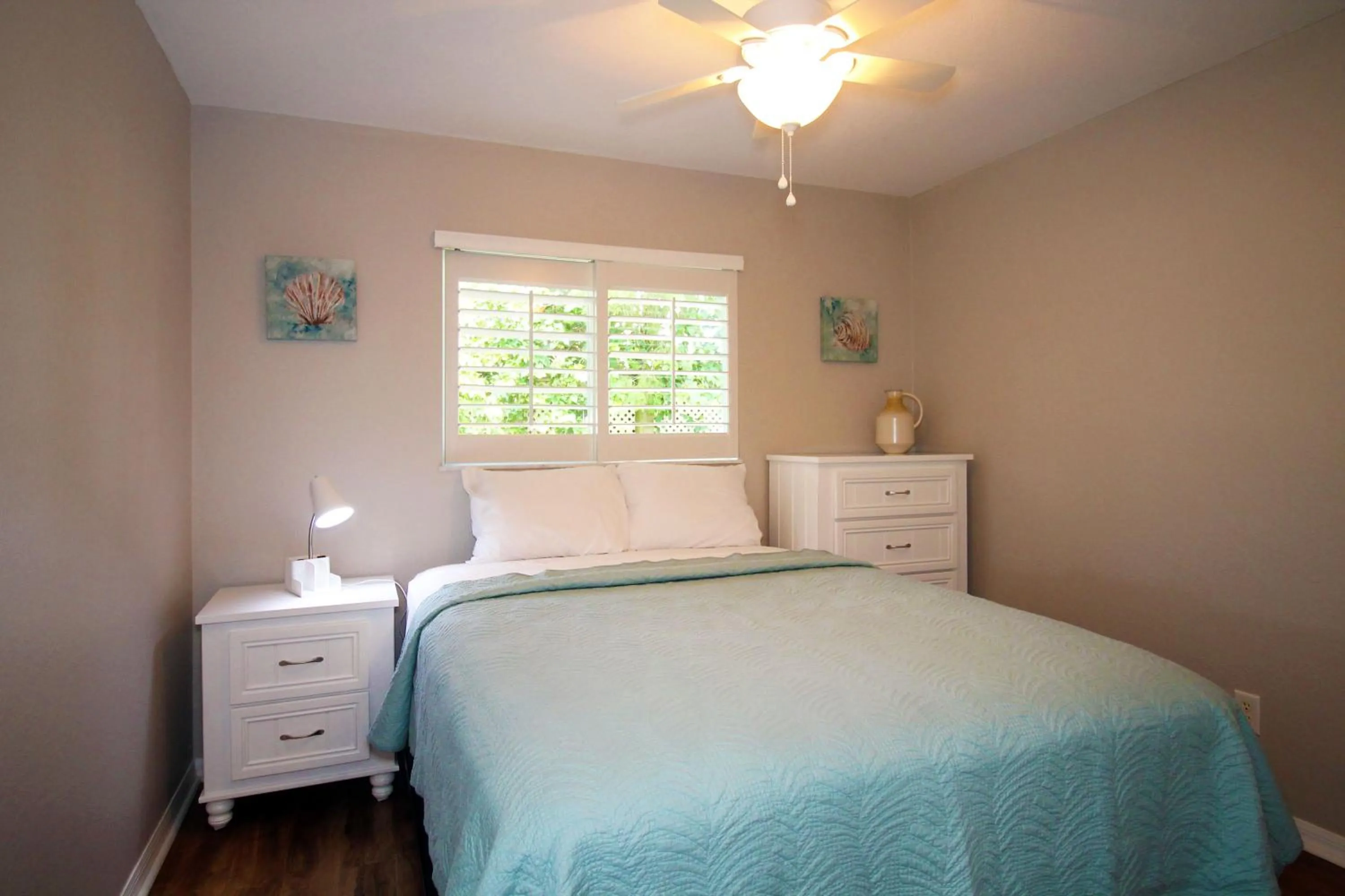 Bedroom, Bed in Heated saltwater pool, newly furnished, close to shopping and more - Villa Tropical Paradise