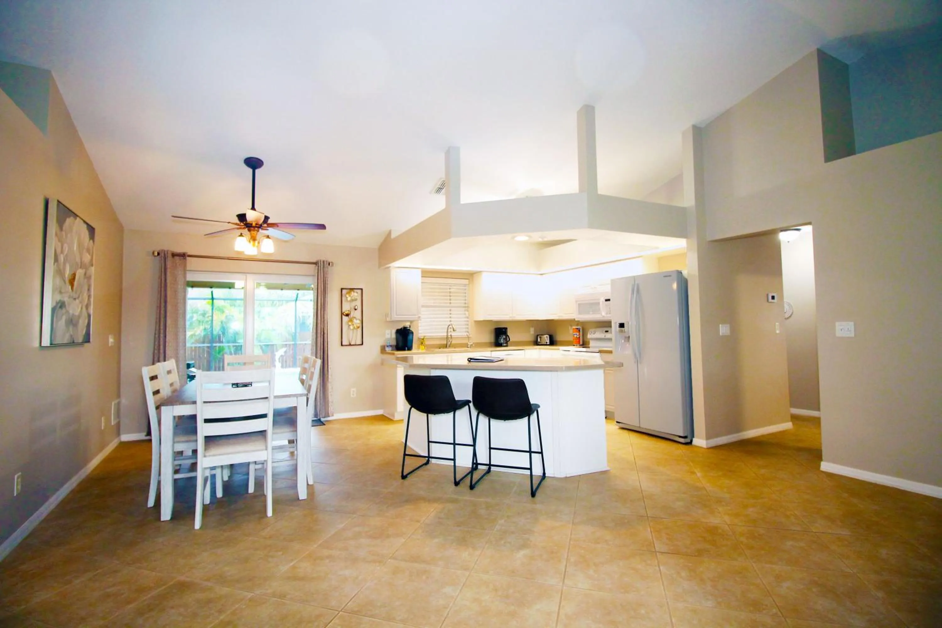 Kitchen or kitchenette in Heated saltwater pool, newly furnished, close to shopping and more - Villa Tropical Paradise