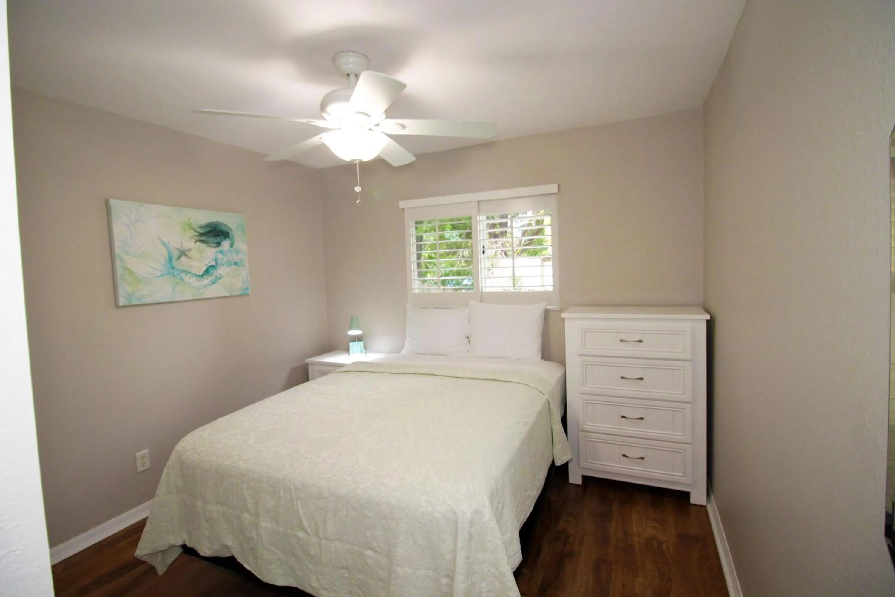 Bedroom, Bed in Heated saltwater pool, newly furnished, close to shopping and more - Villa Tropical Paradise