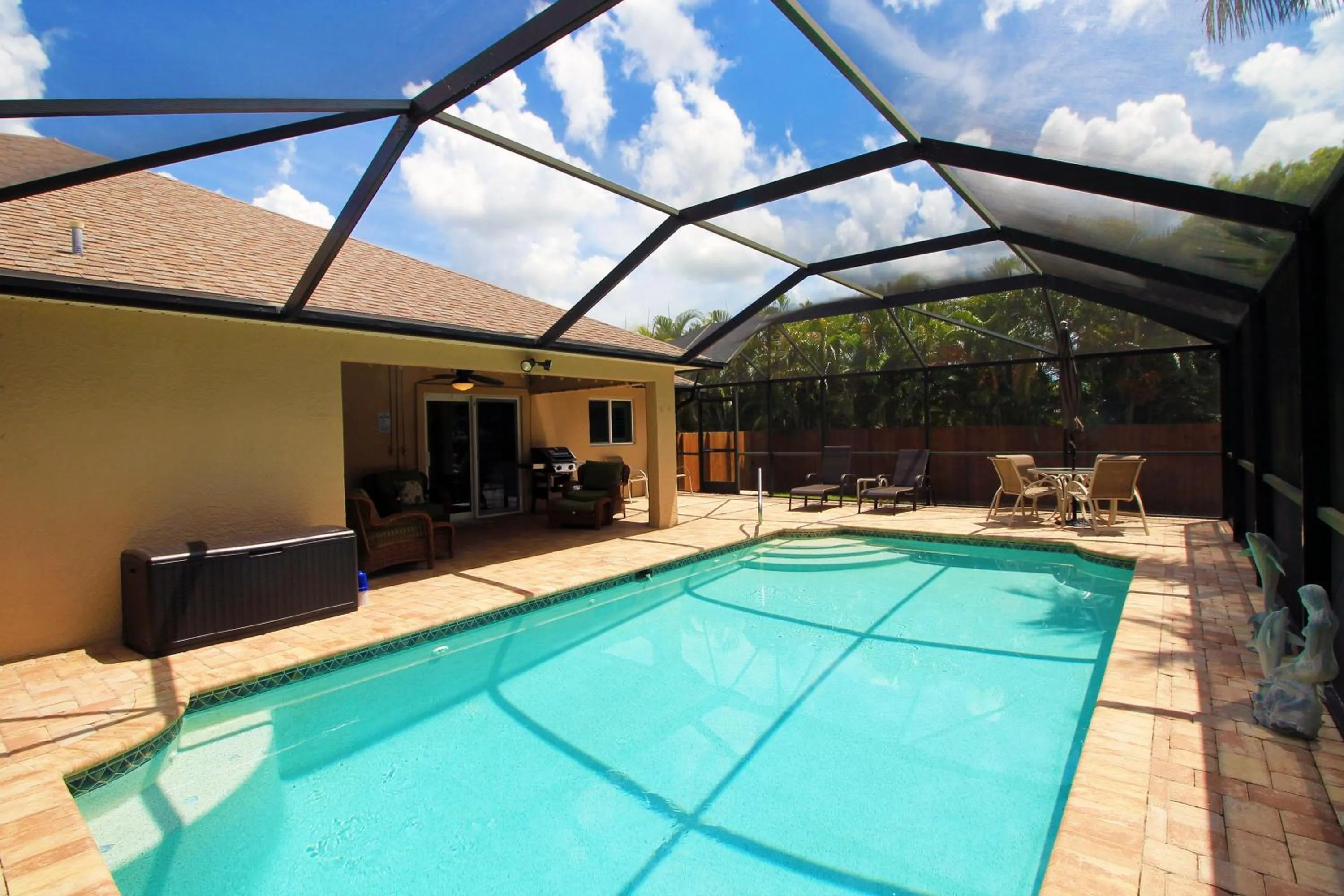 Swimming pool in Heated saltwater pool, newly furnished, close to shopping and more - Villa Tropical Paradise