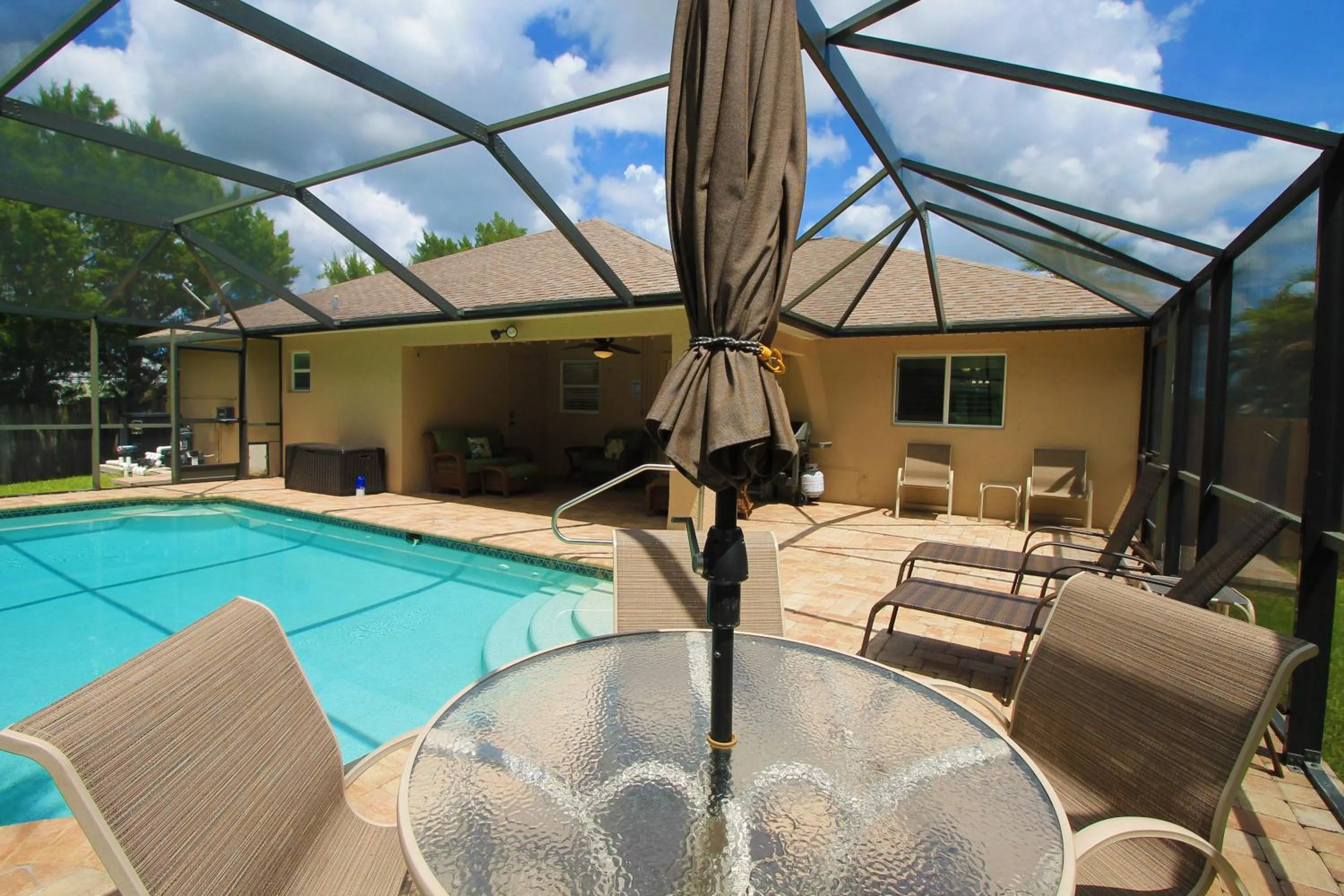 Swimming pool in Heated saltwater pool, newly furnished, close to shopping and more - Villa Tropical Paradise