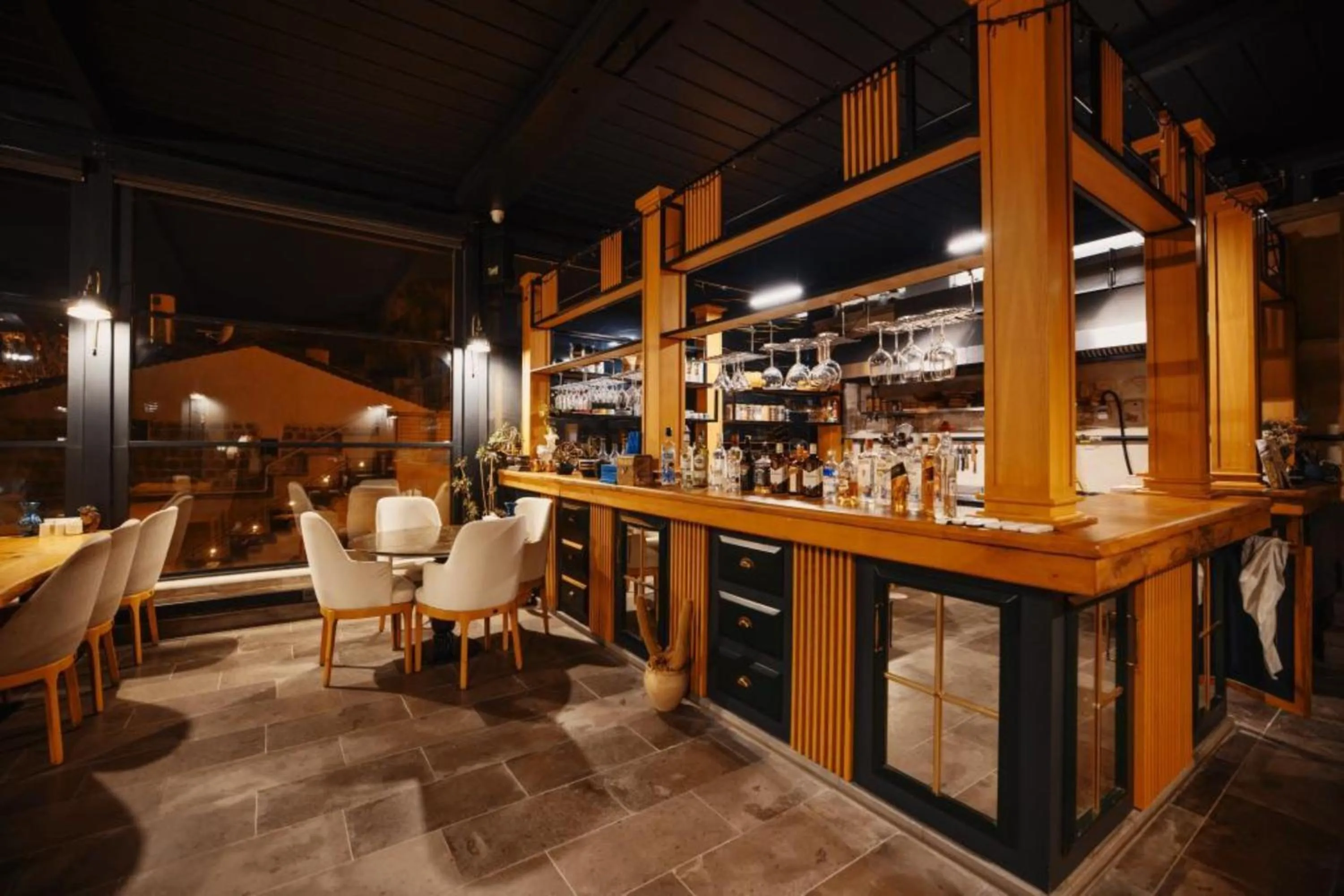 Restaurant/places to eat in Misty Cave Hotel