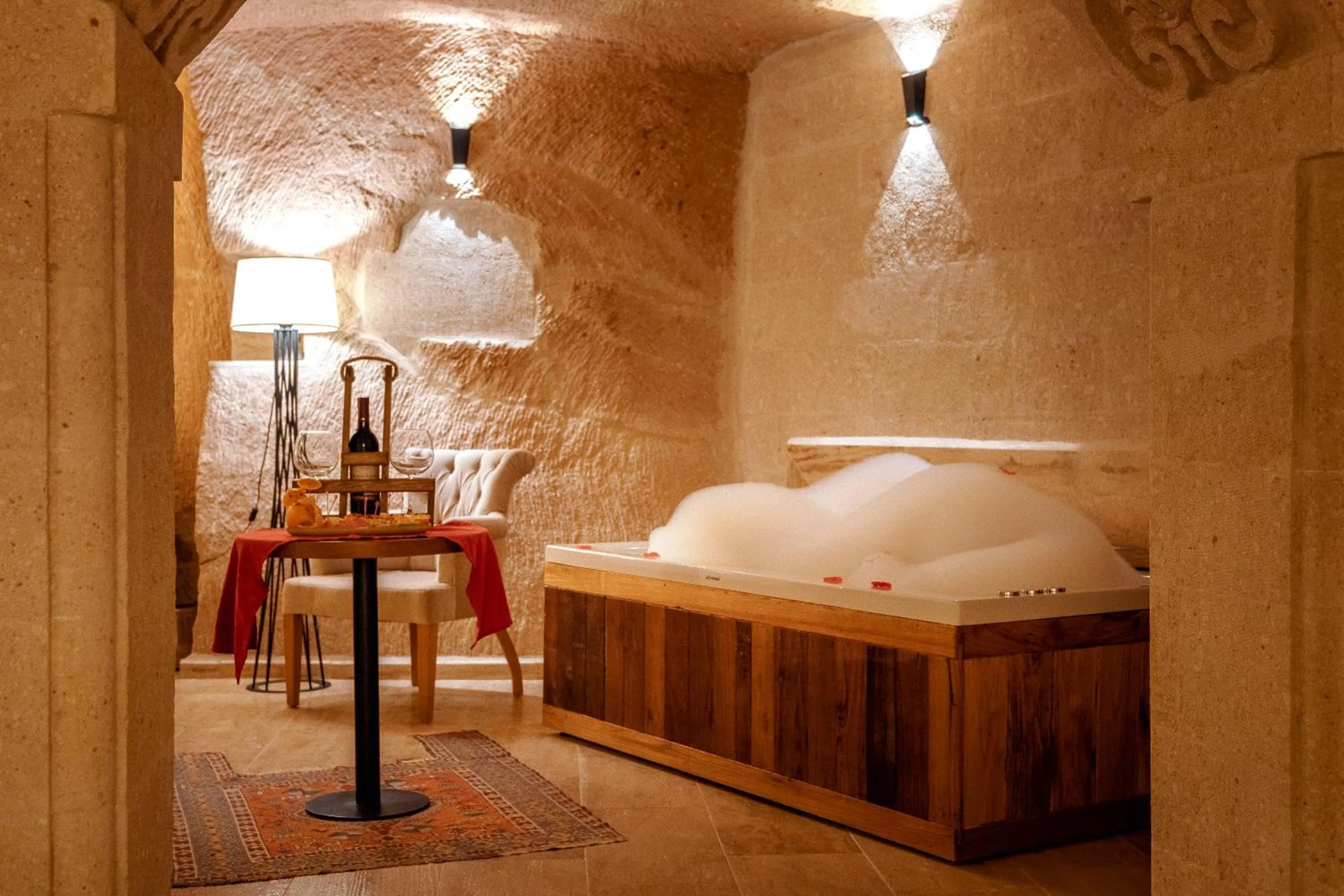 Hot Tub, Bed in Misty Cave Hotel