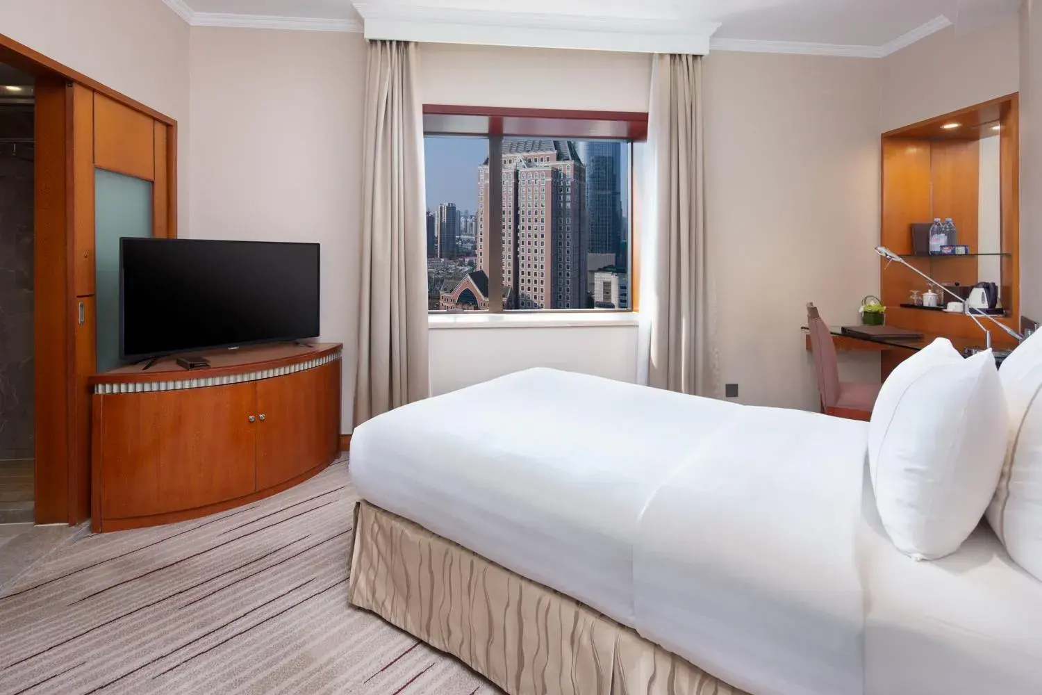 Photo of the whole room, Bed in Jianguo Hotel Shanghai Photo of the whole room, Bed in Jianguo Hotel Shanghai