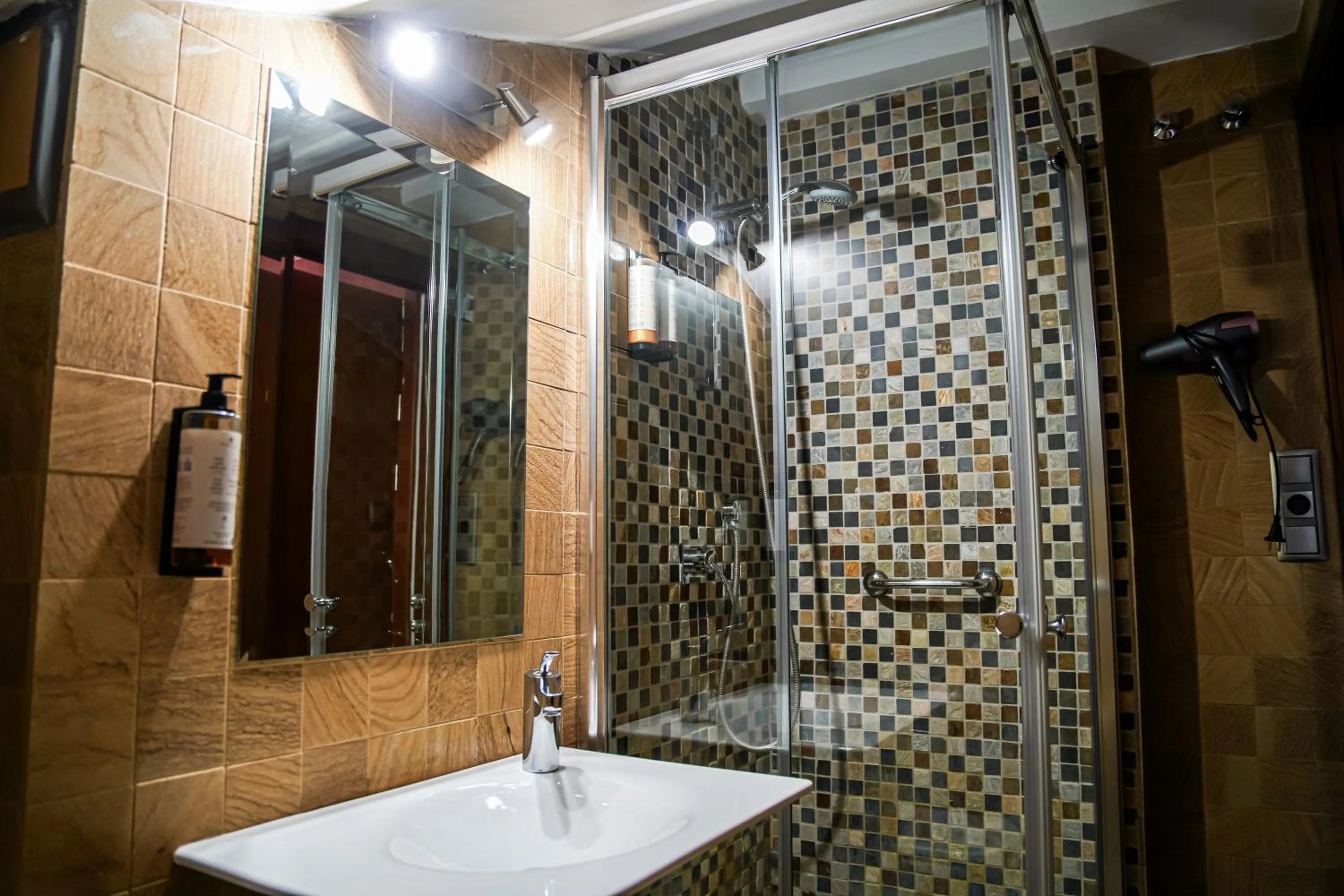 Shower in Hotel Baeza Monumental by eme hoteles