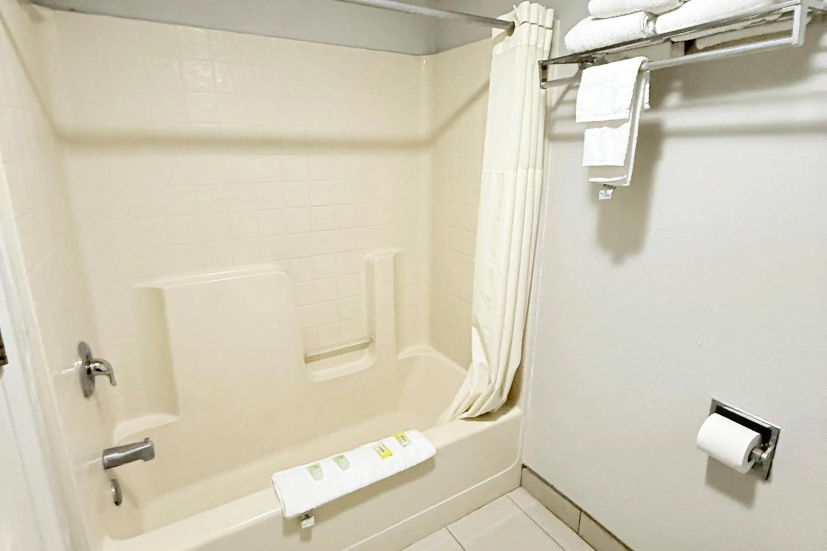 Bedroom in Rodeway Inn - SFI Winnemucca