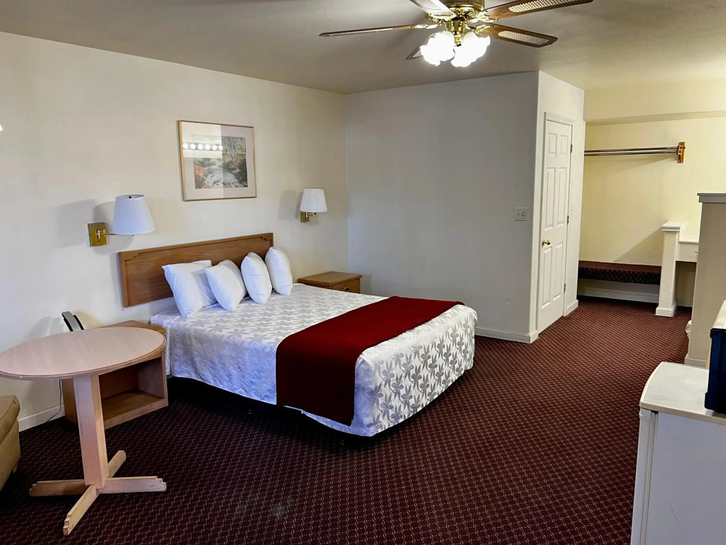 Photo of the whole room, Bed in Rodeway Inn - Santa Fe Inn Photo of the whole room, Bed in Rodeway Inn - Santa Fe Inn