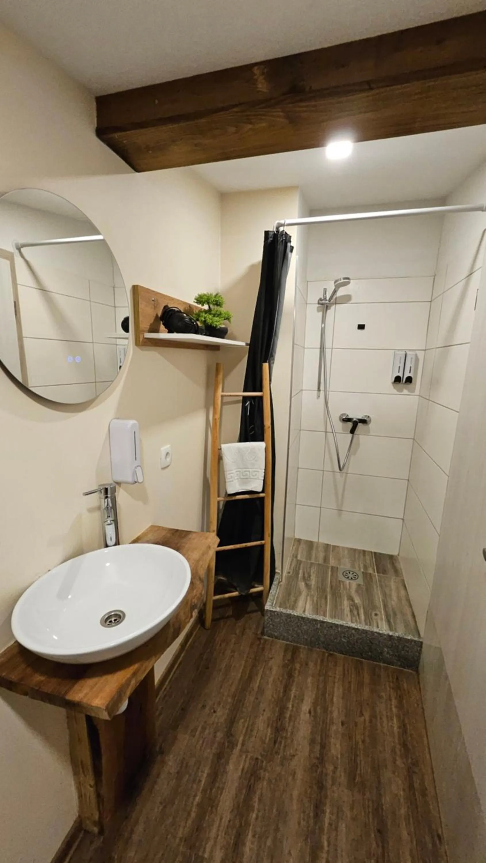 Shower in Hiša stare mame