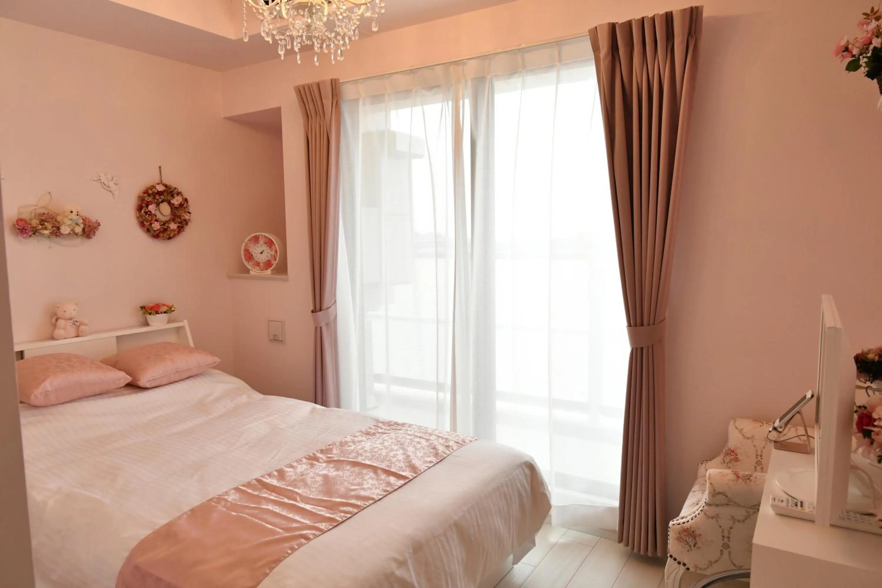 Photo of the whole room, Bed in CRYSTAL ＆ RESORT FUKUOKA