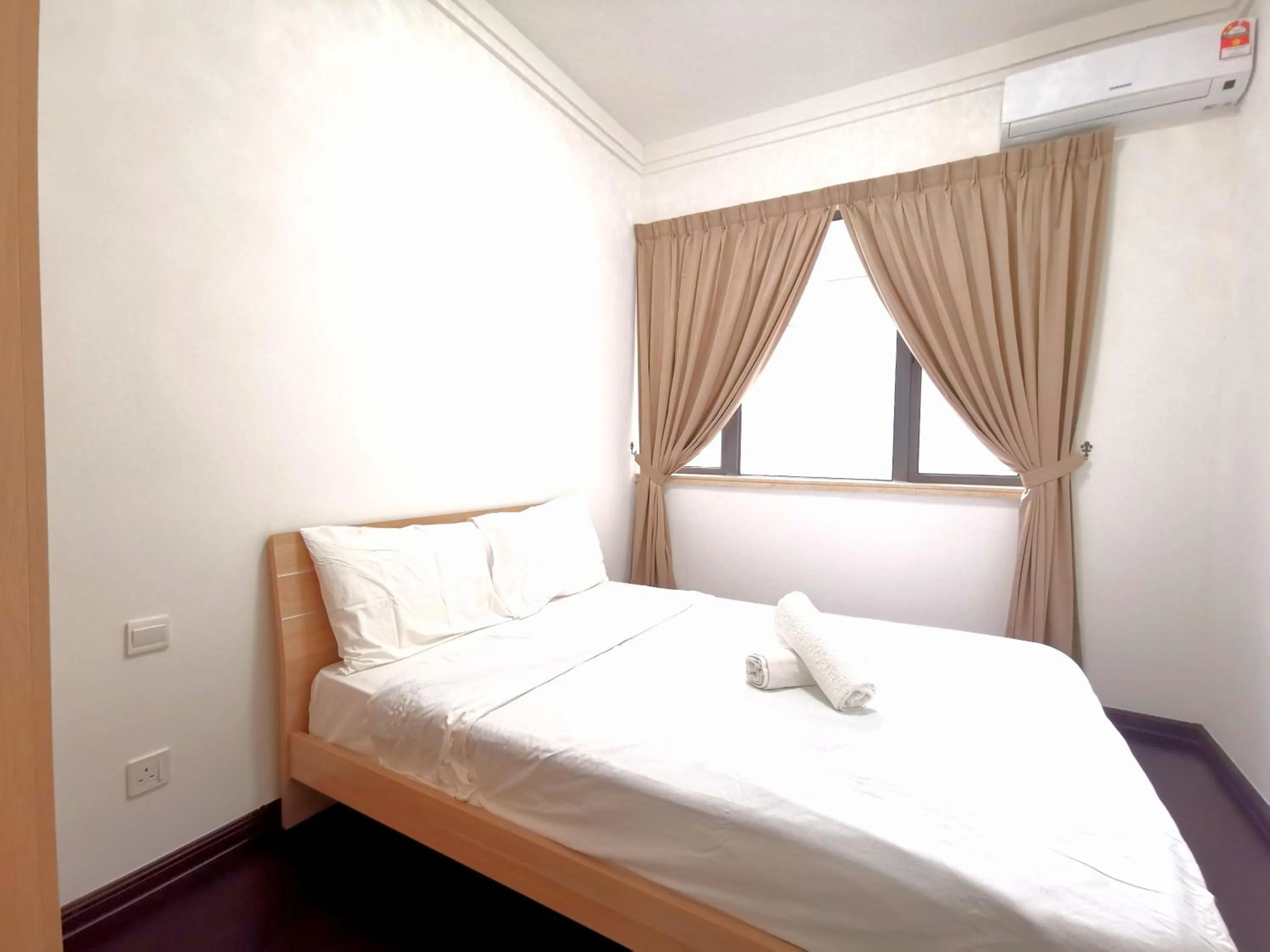 Bed in R&F Princess Cove by Maco Home