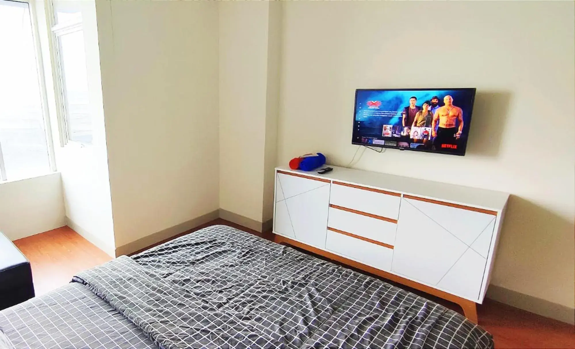 Apartment without Kitchen in Apartemen Grand Kamala Lagoon by 21 Room - Netflix Apartment without Kitchen in Apartemen Grand Kamala Lagoon by 21 Room - Netflix