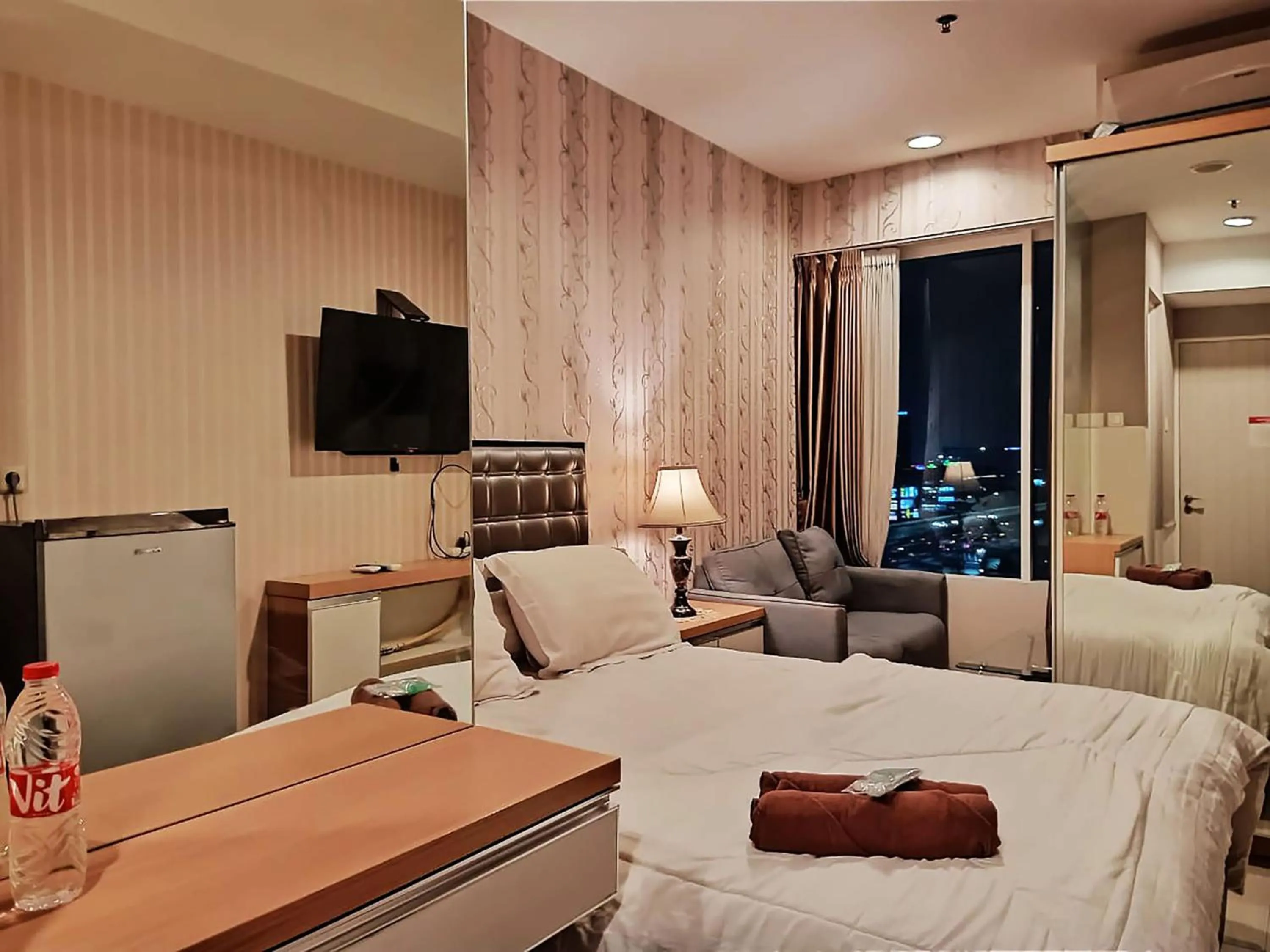 Bedroom, Bed in Apartemen Grand Kamala Lagoon by 21 Room