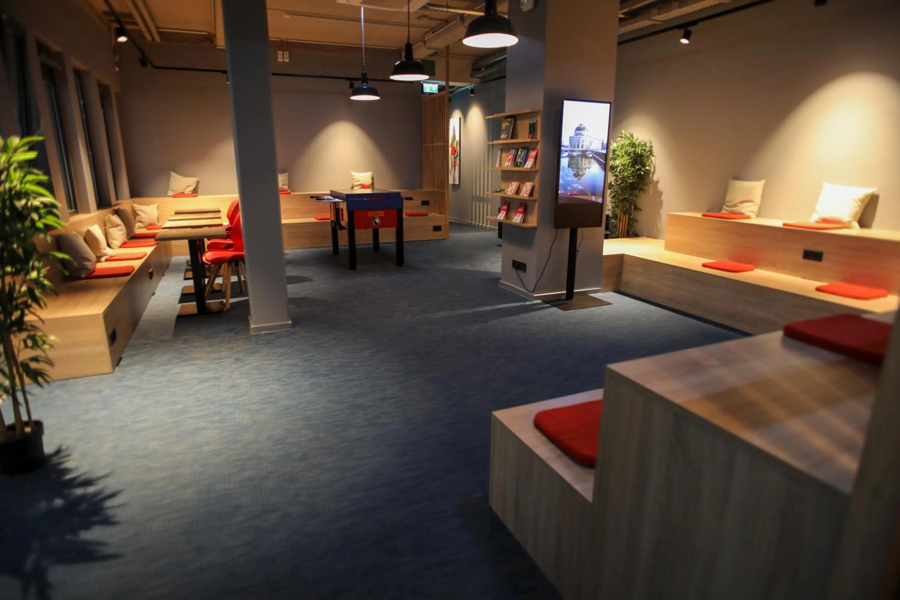 Communal lounge/ TV room in acama Hotel & Hostel Kreuzberg