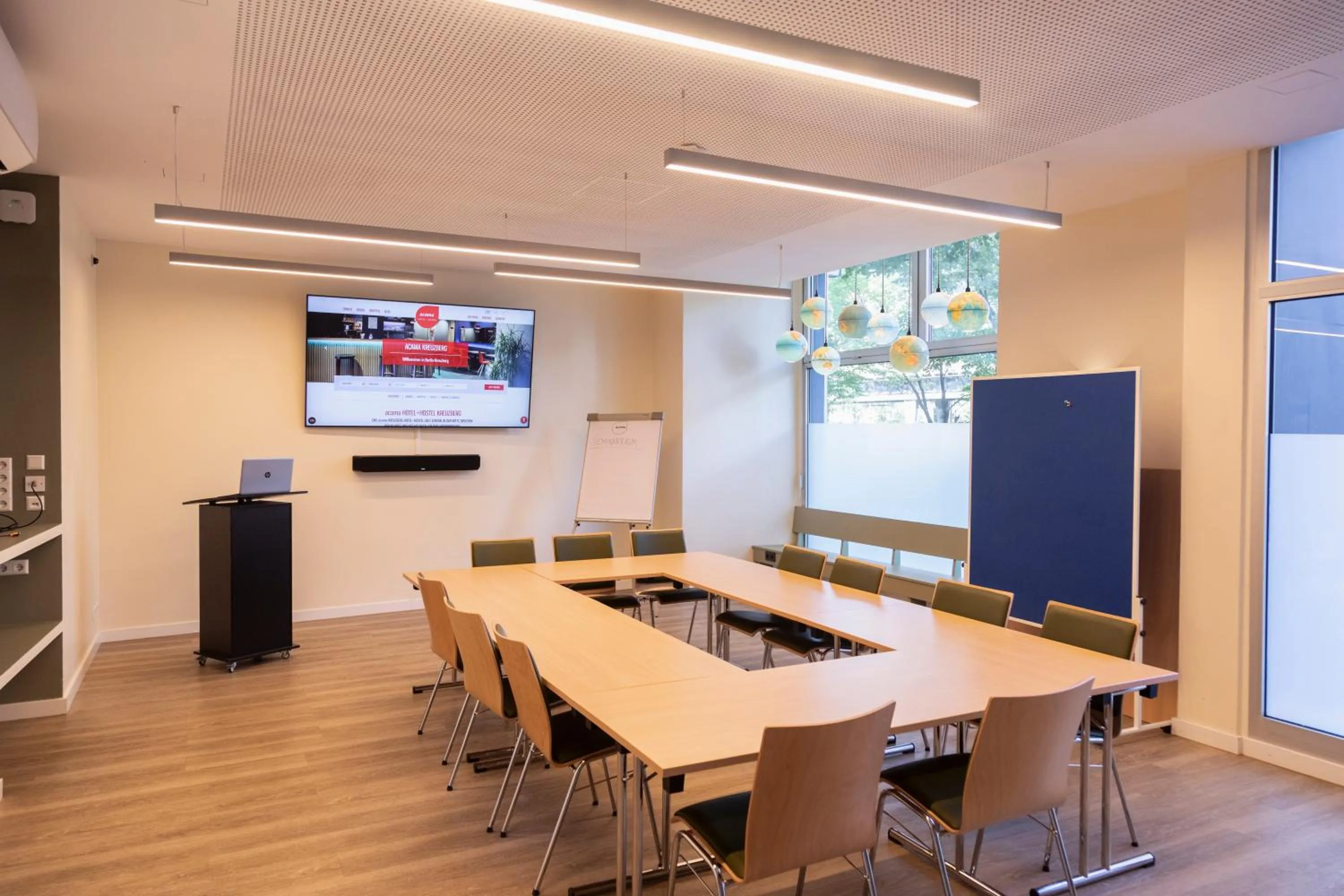 TV and multimedia in acama Hotel & Hostel Kreuzberg