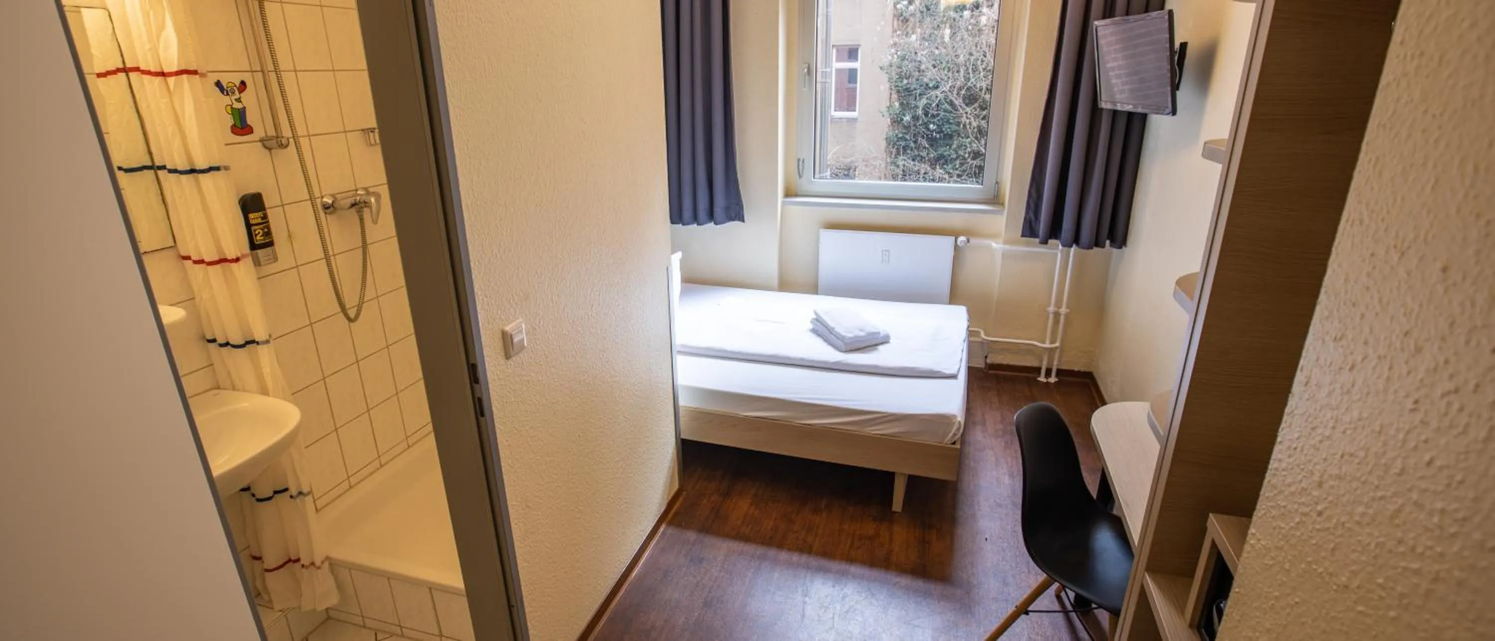 Bathroom, Bed in acama Hotel & Hostel Kreuzberg