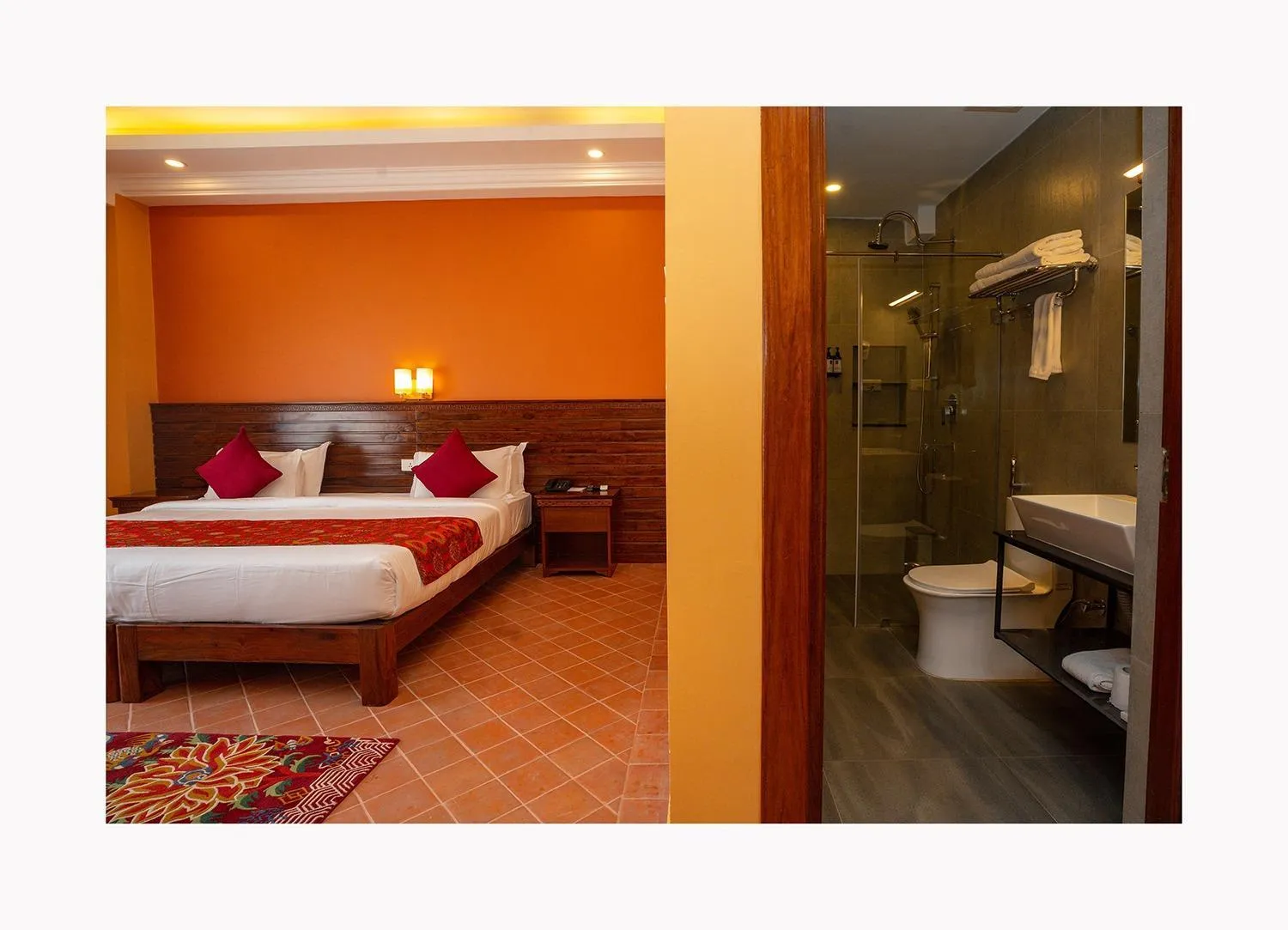 Bathroom, Bed in Hotel Dolmaling