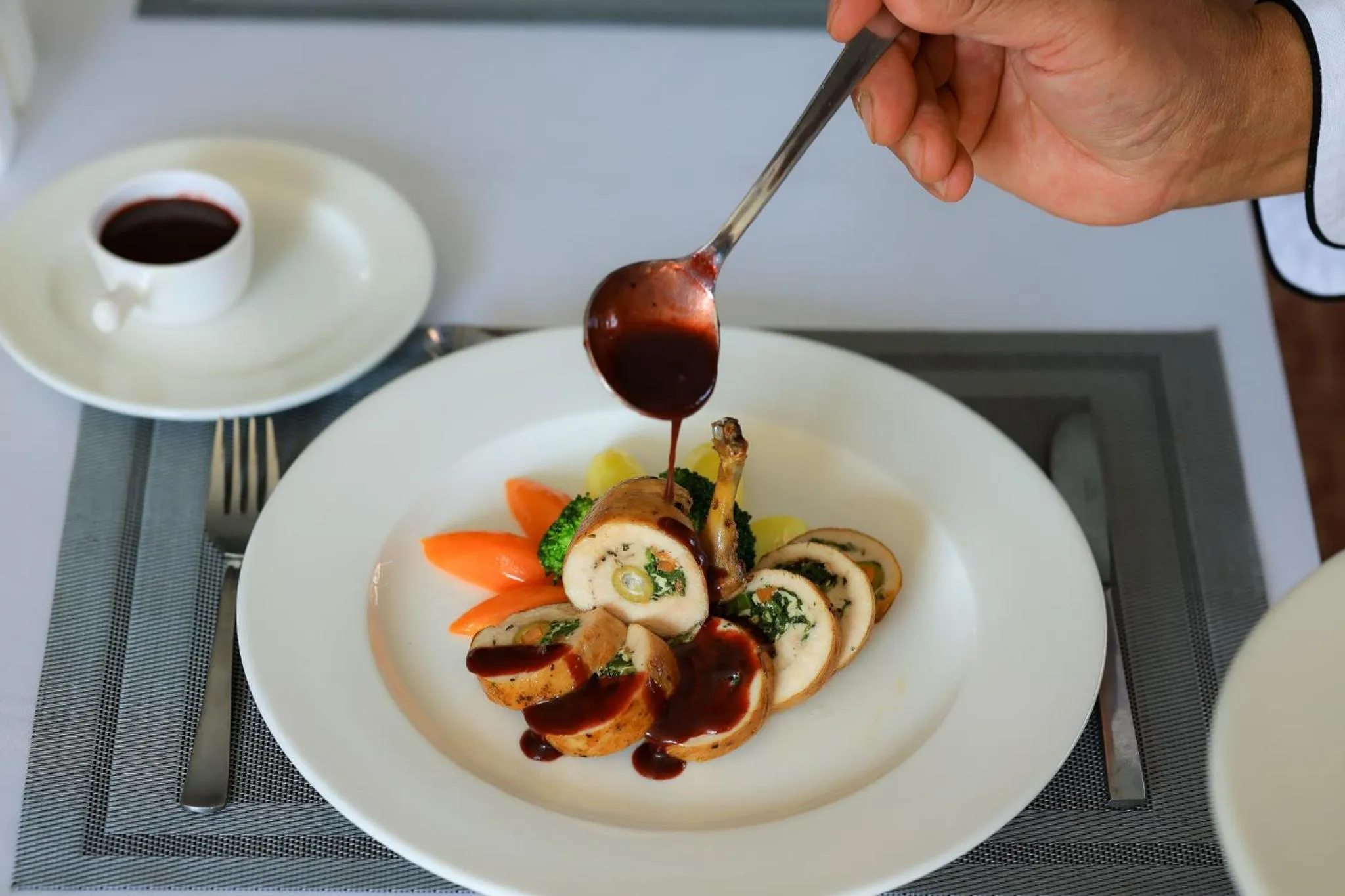 Restaurant/places to eat in Hotel Dolmaling