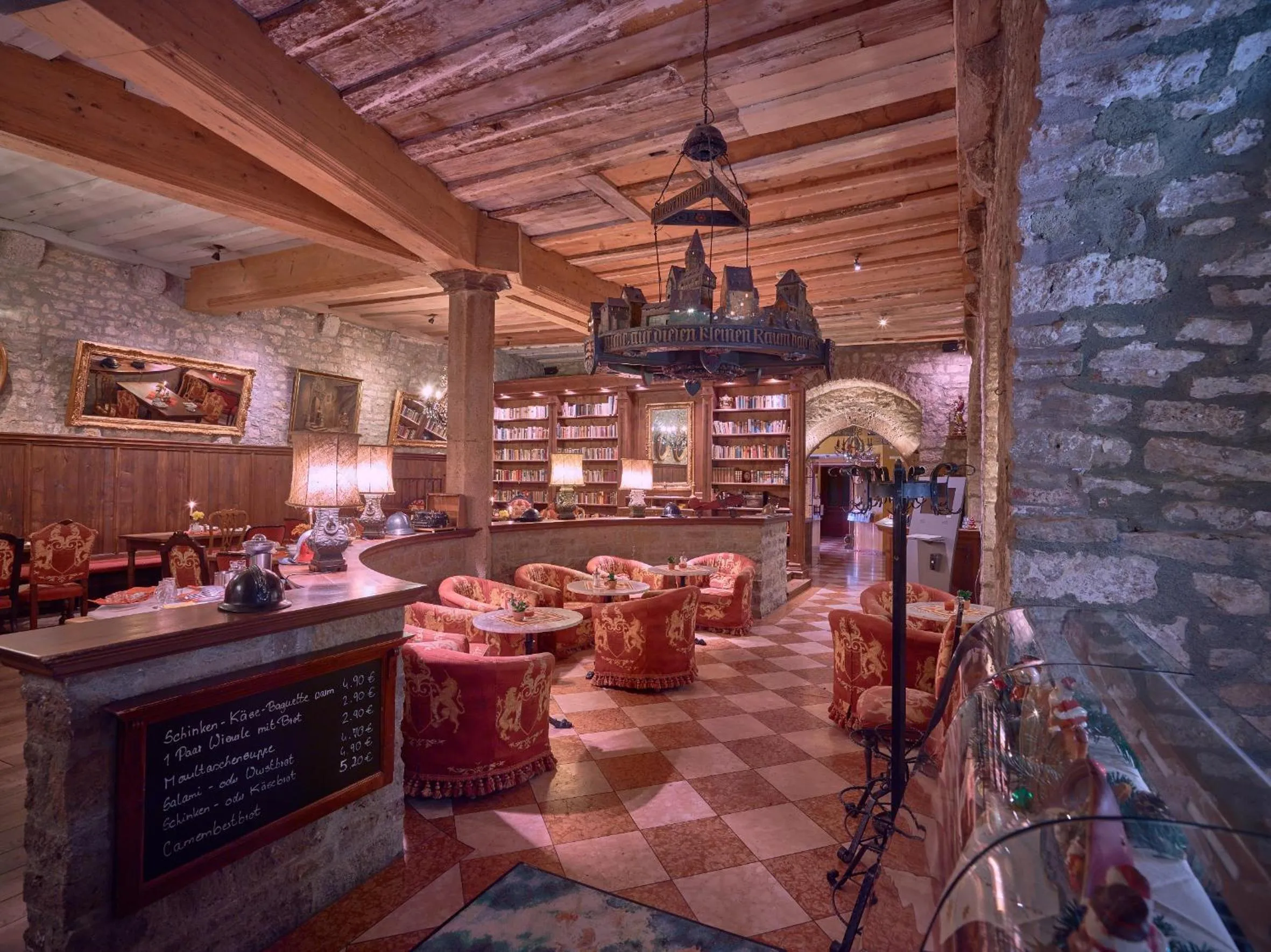 Lobby or reception in Historik Hotel Gotisches Haus garni