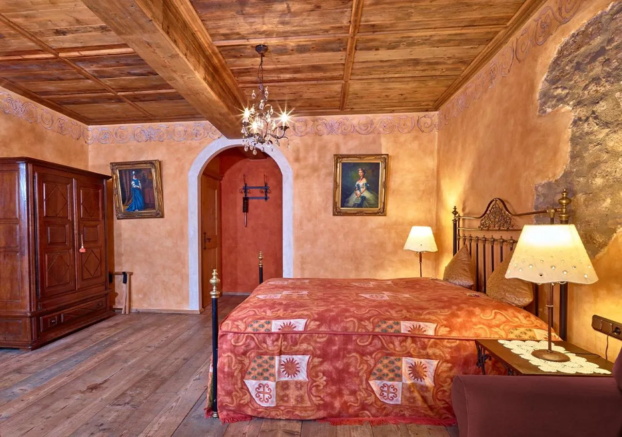 Bed in Historik Hotel Gotisches Haus garni