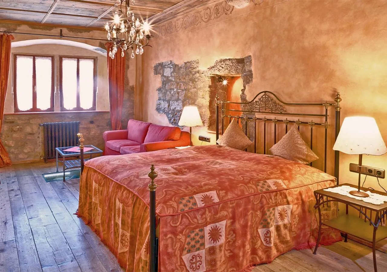 Bed in Historik Hotel Gotisches Haus garni