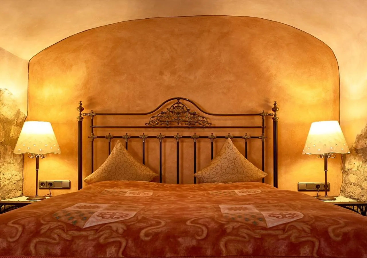 Bed in Historik Hotel Gotisches Haus garni