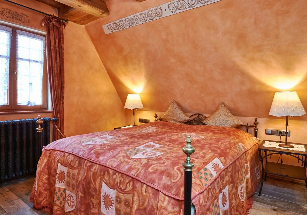 Bed in Historik Hotel Gotisches Haus garni