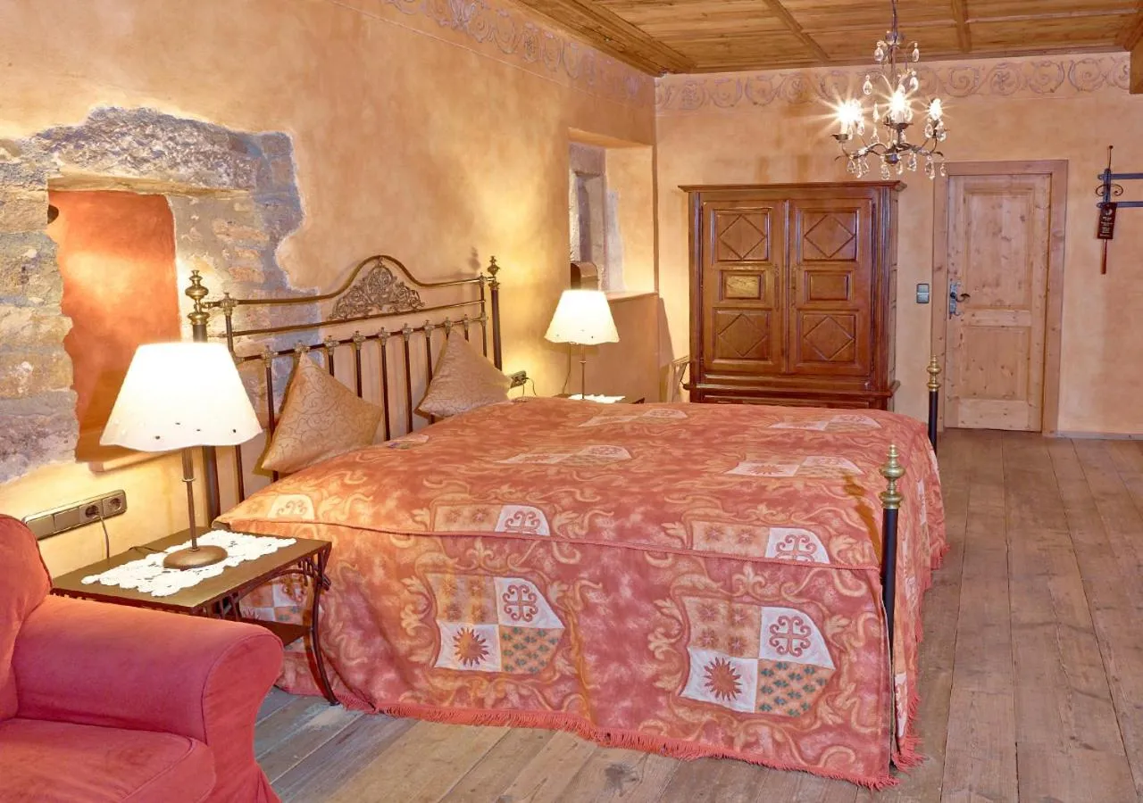 Bed in Historik Hotel Gotisches Haus garni