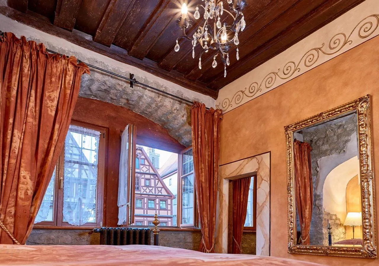 Bed in Historik Hotel Gotisches Haus garni