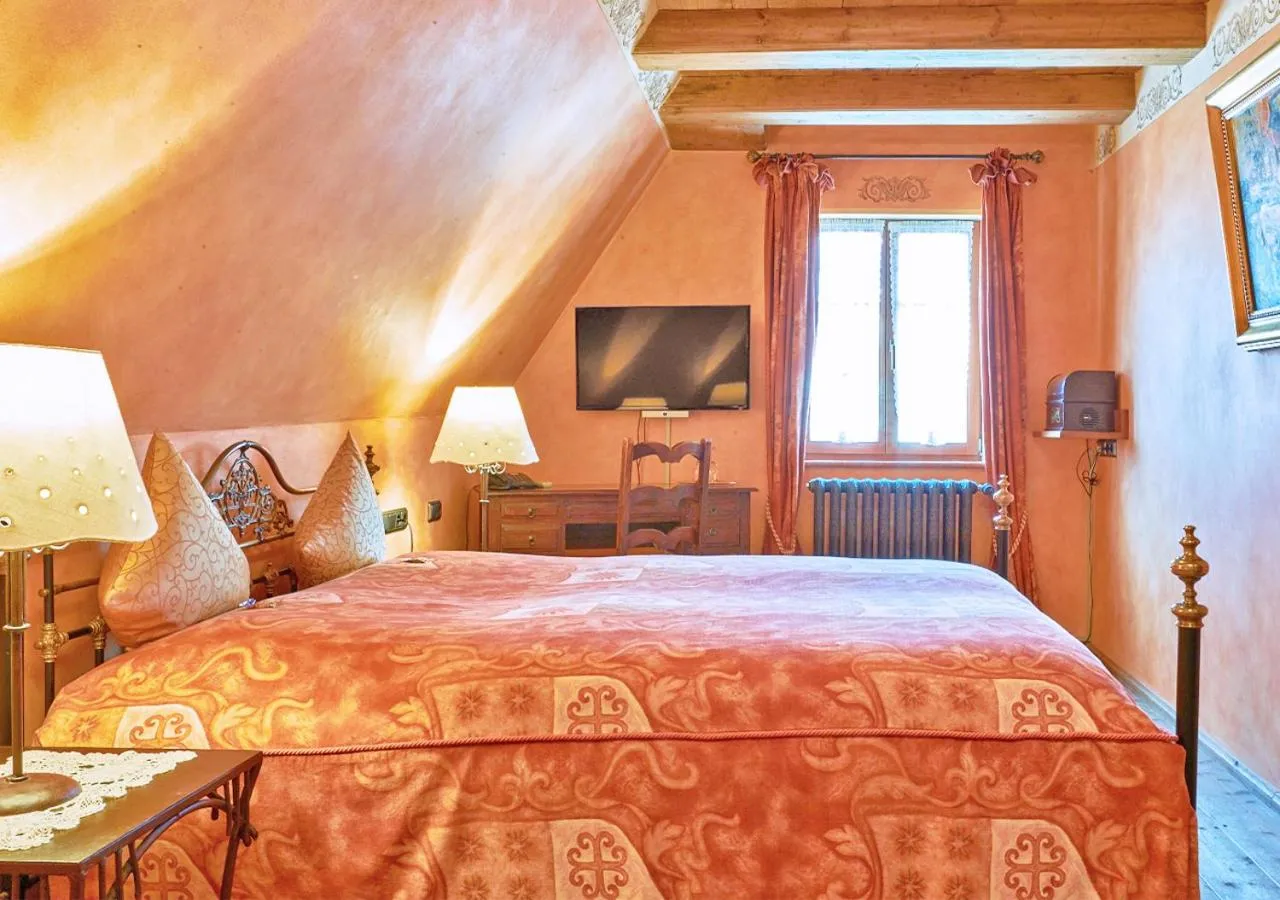 Bed in Historik Hotel Gotisches Haus garni