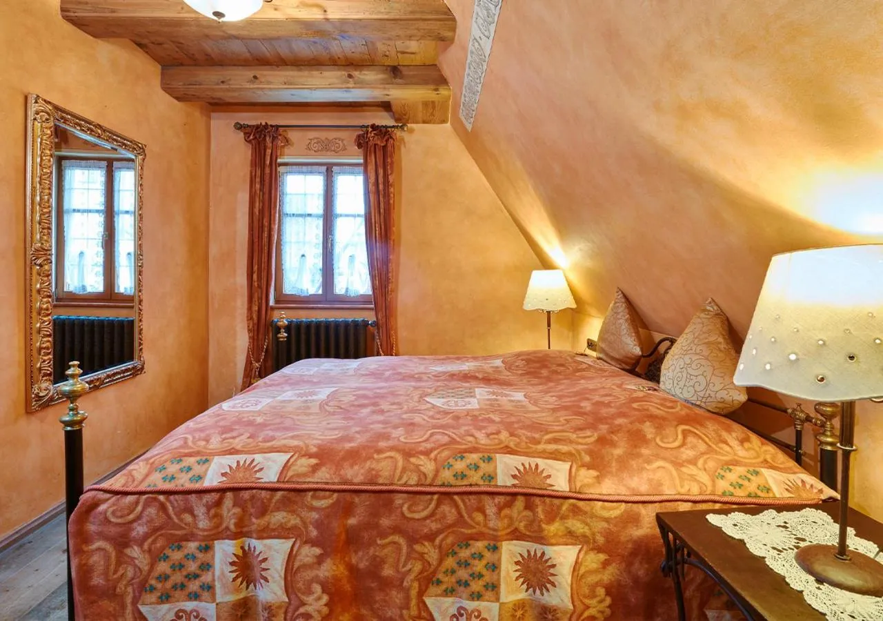 Bed in Historik Hotel Gotisches Haus garni