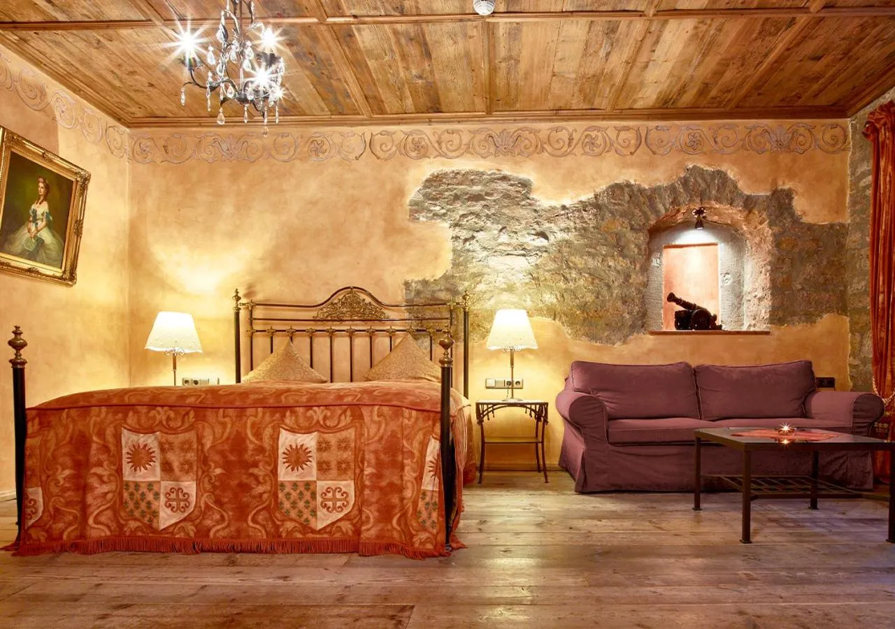 Bed in Historik Hotel Gotisches Haus garni