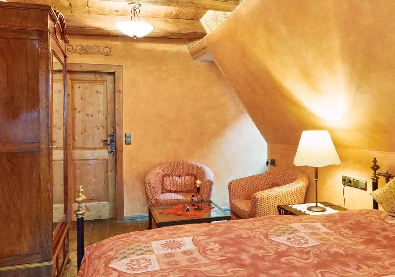 Bed in Historik Hotel Gotisches Haus garni