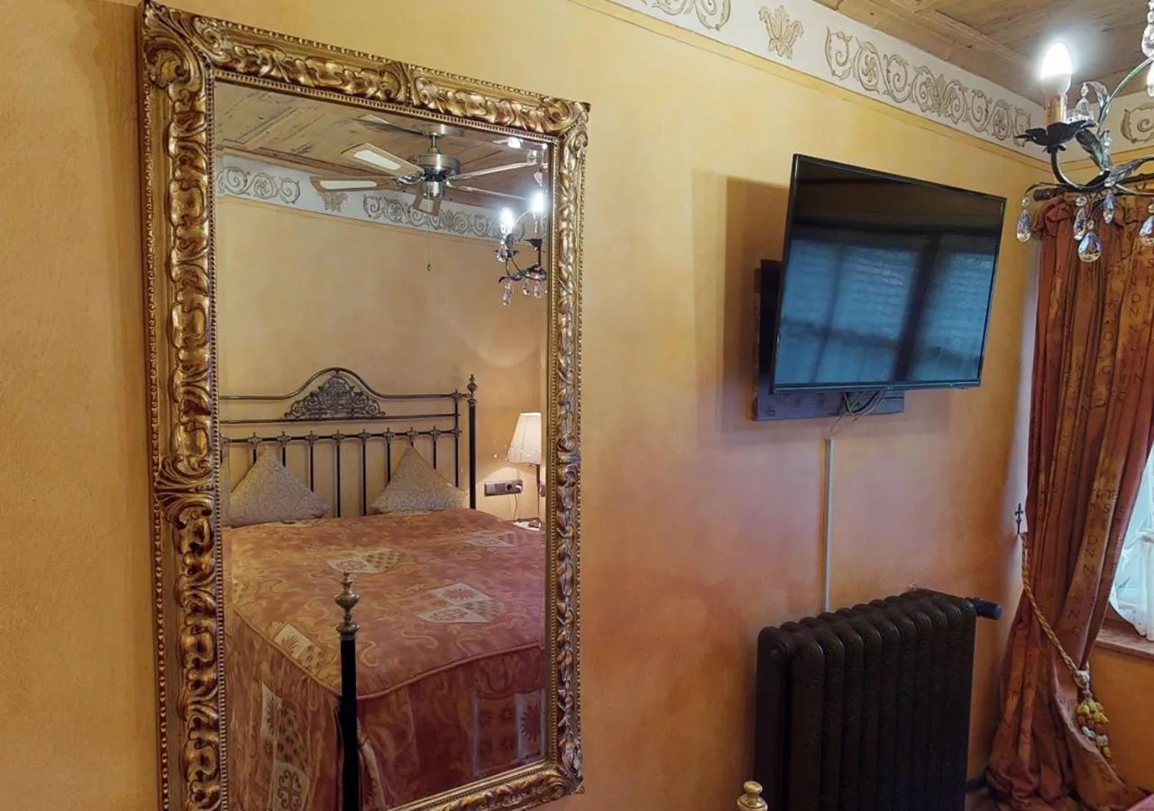 Bed in Historik Hotel Gotisches Haus garni