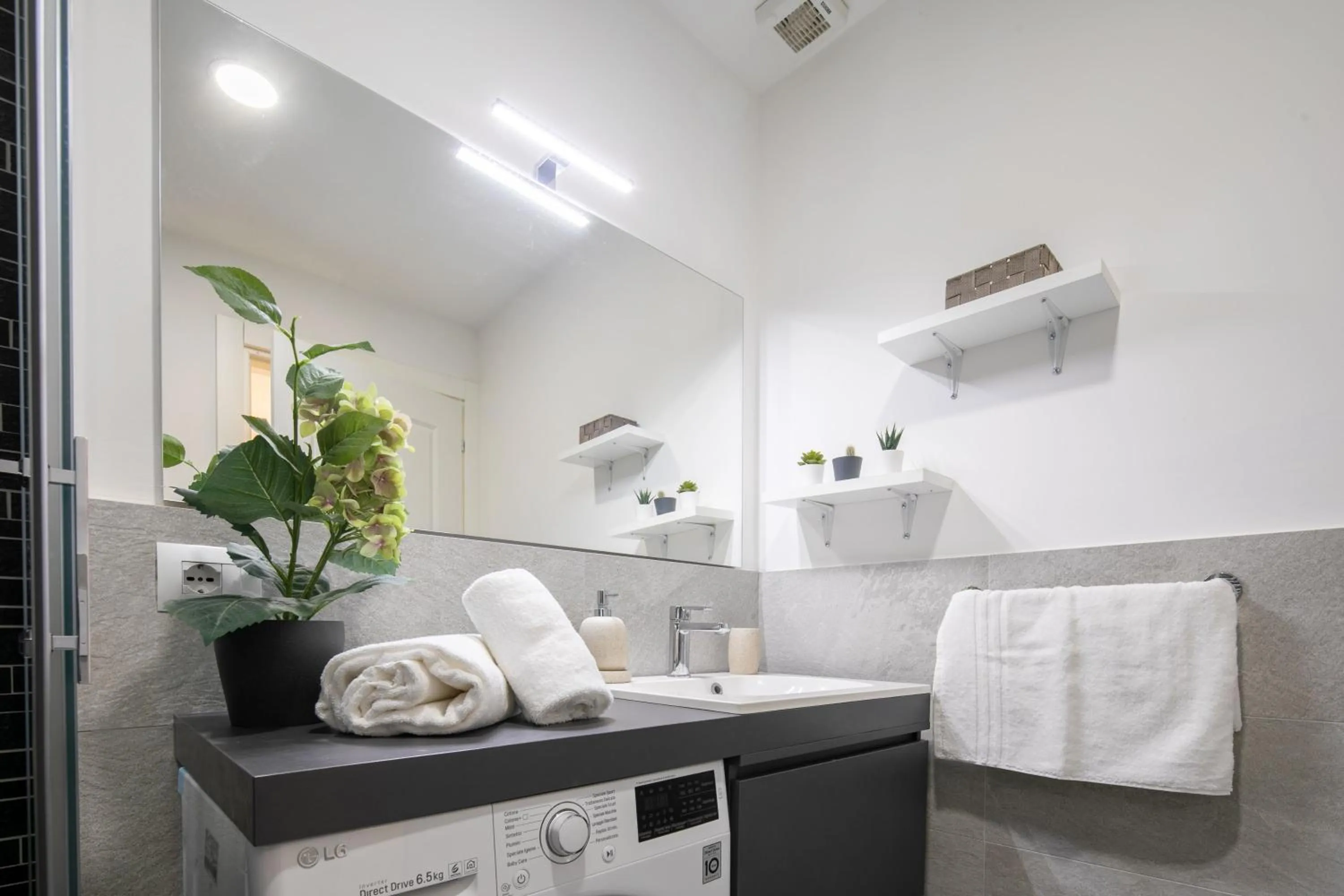 Bathroom in Pepi Modern by Mmega