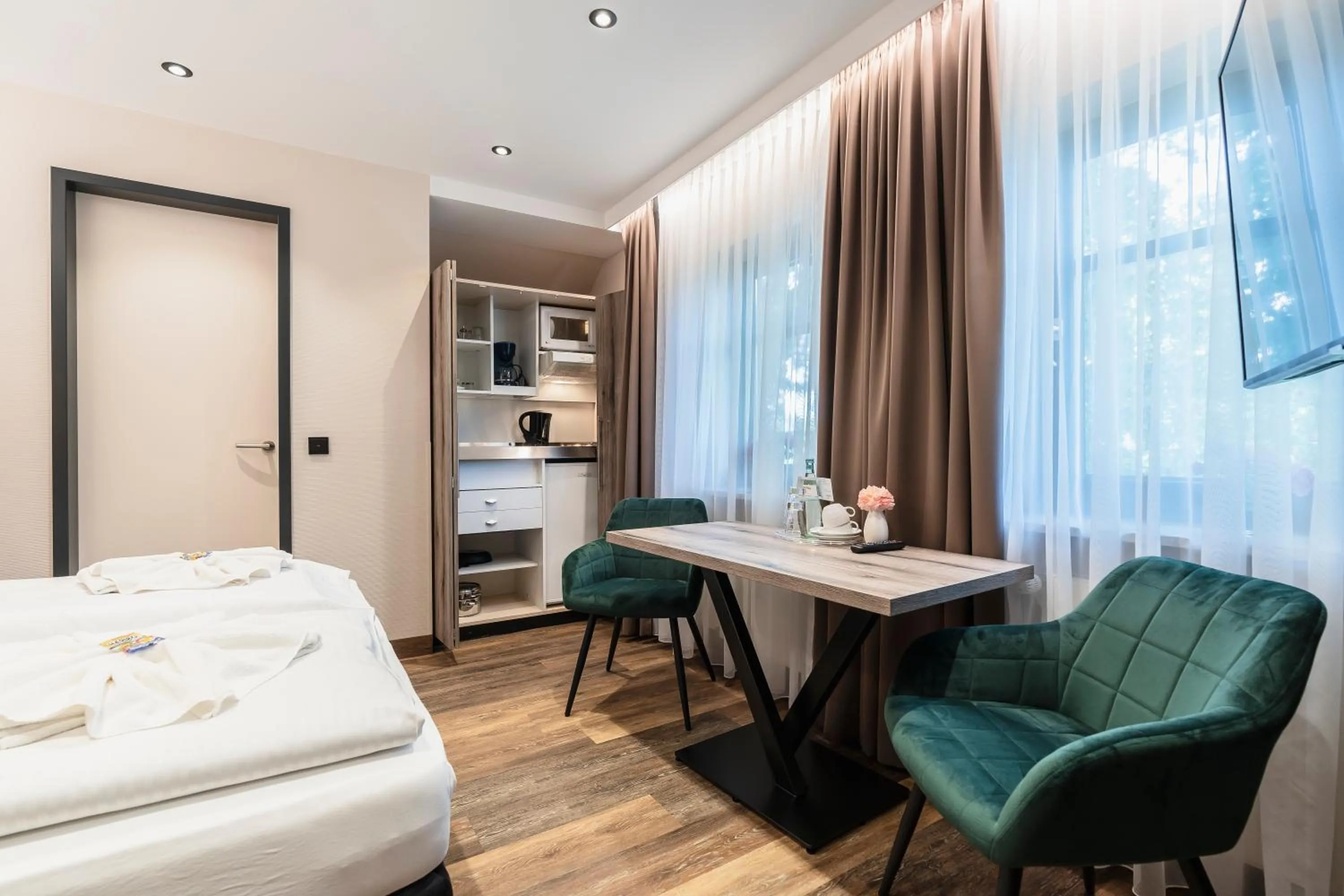 Kitchen or kitchenette, Bed in Hotel Demas München-Unterhaching