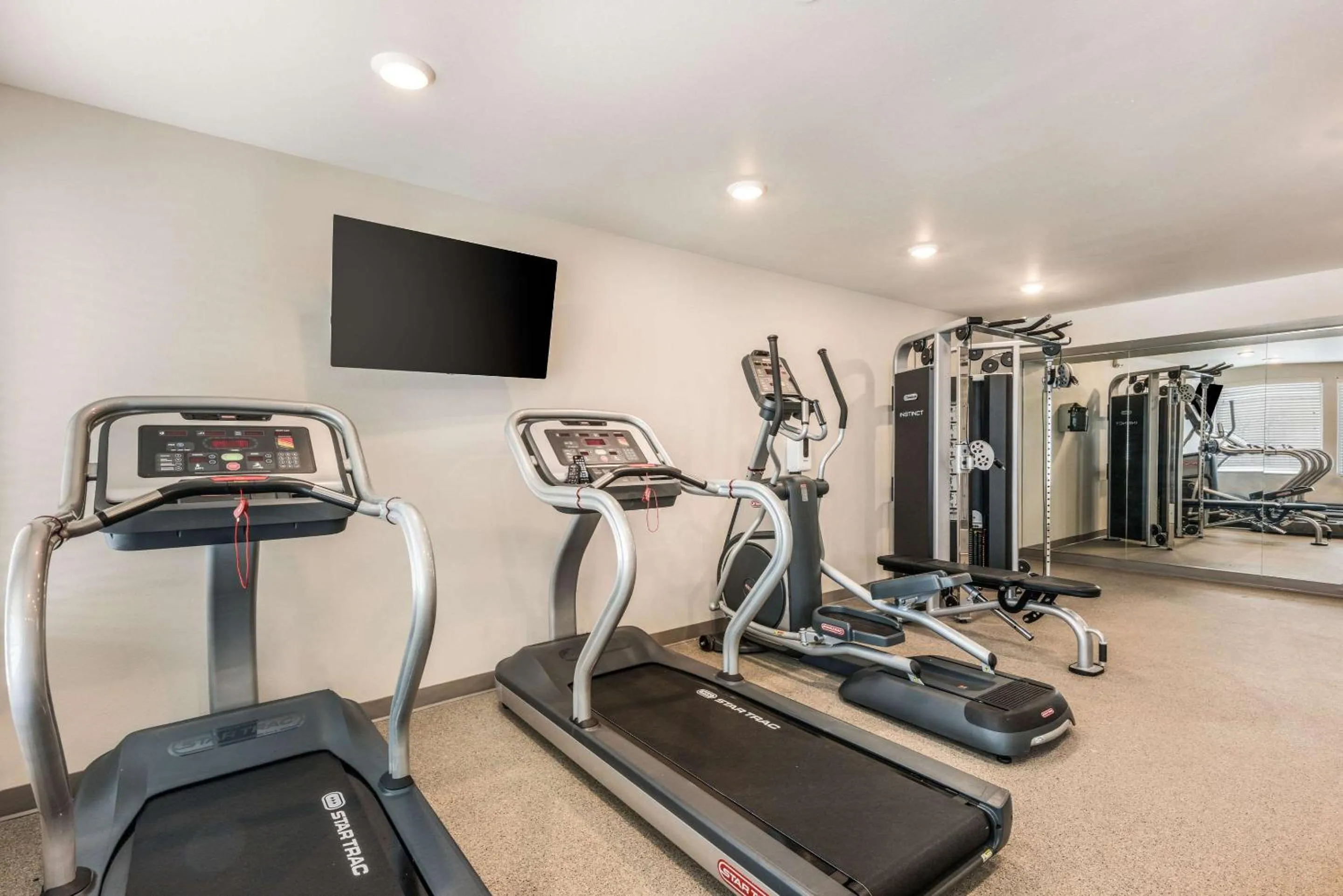 Fitness centre/facilities in WoodSpring Suites Linden