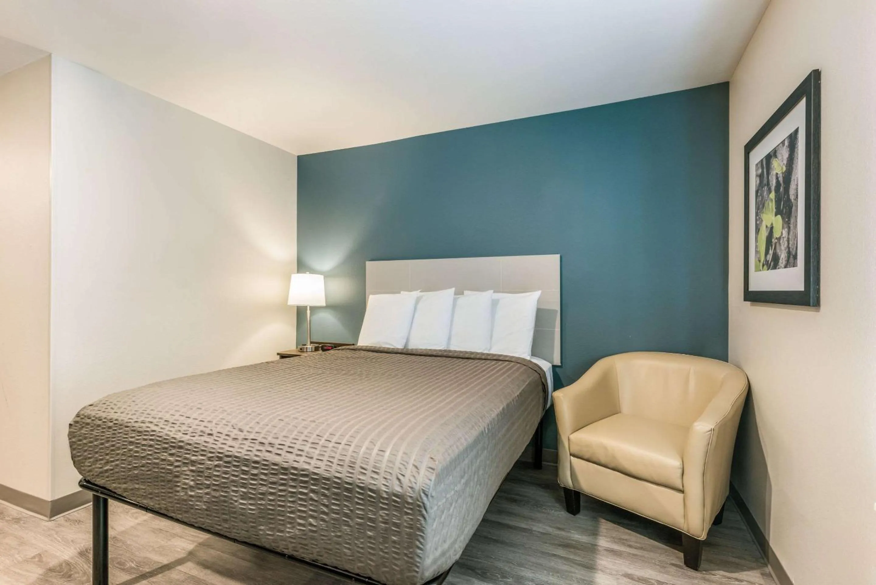 Photo of the whole room, Bed in WoodSpring Suites Linden