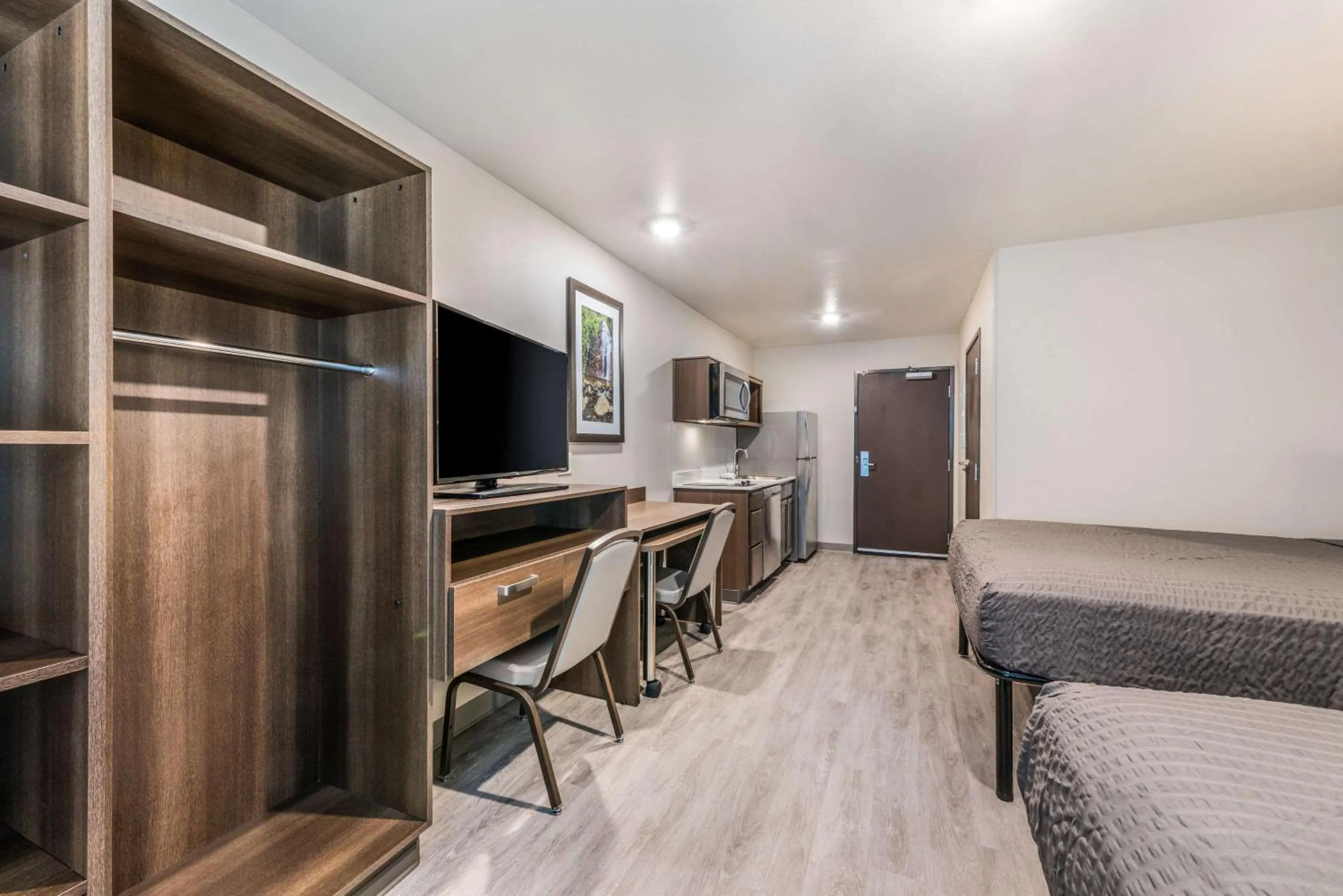 Photo of the whole room in WoodSpring Suites Linden