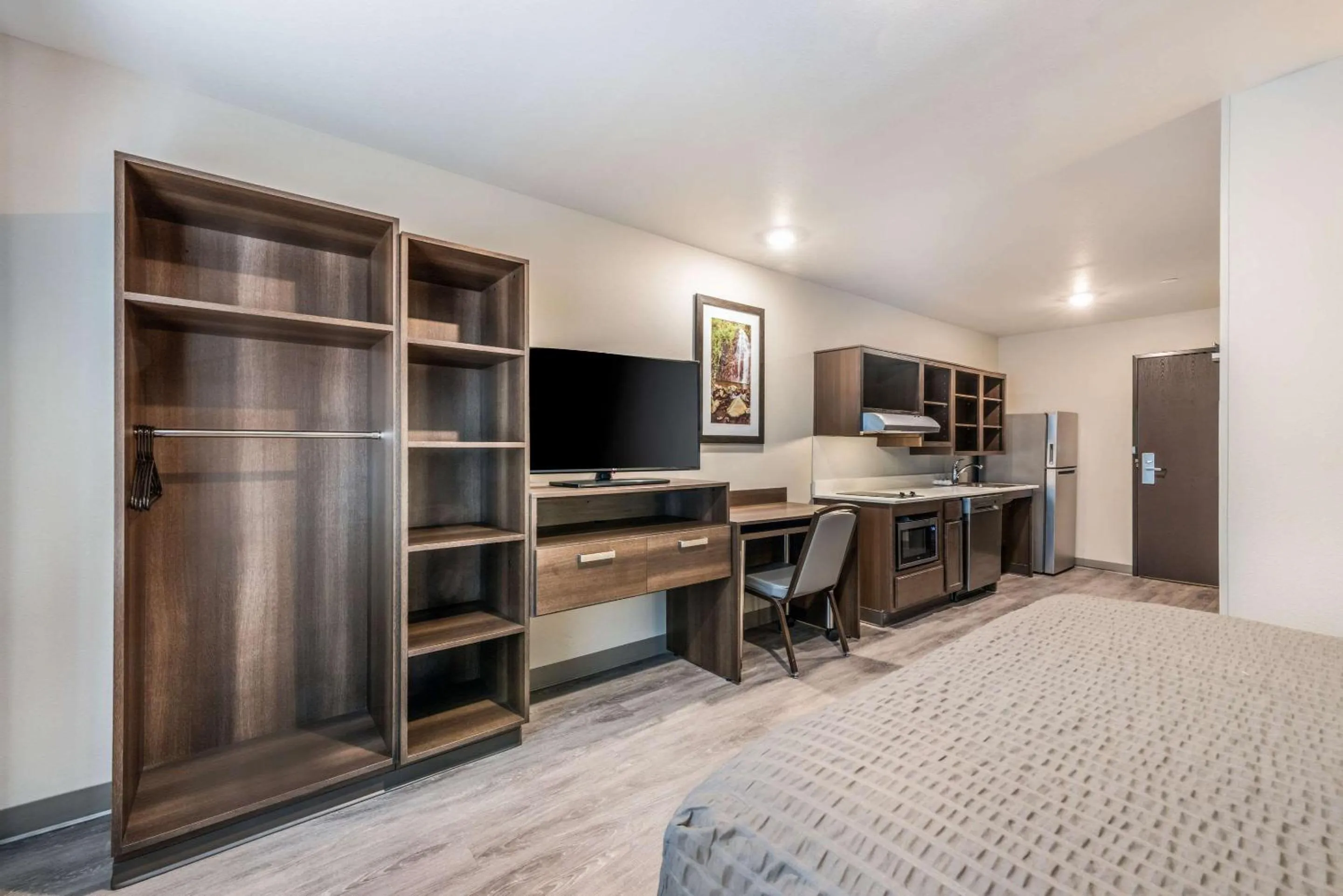 Photo of the whole room, Bed in WoodSpring Suites Linden