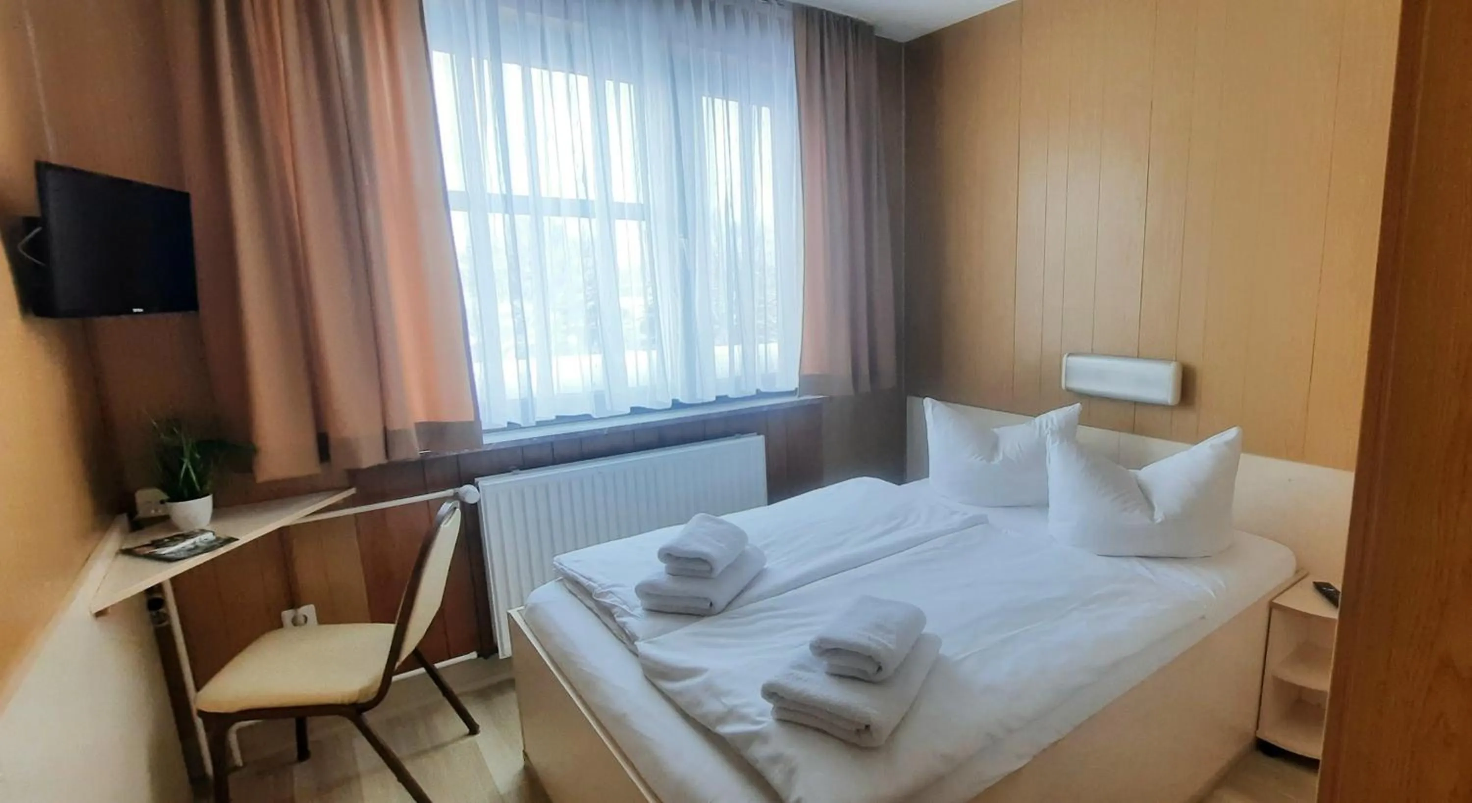 Photo of the whole room, Bed in Central-Hotel Tegel