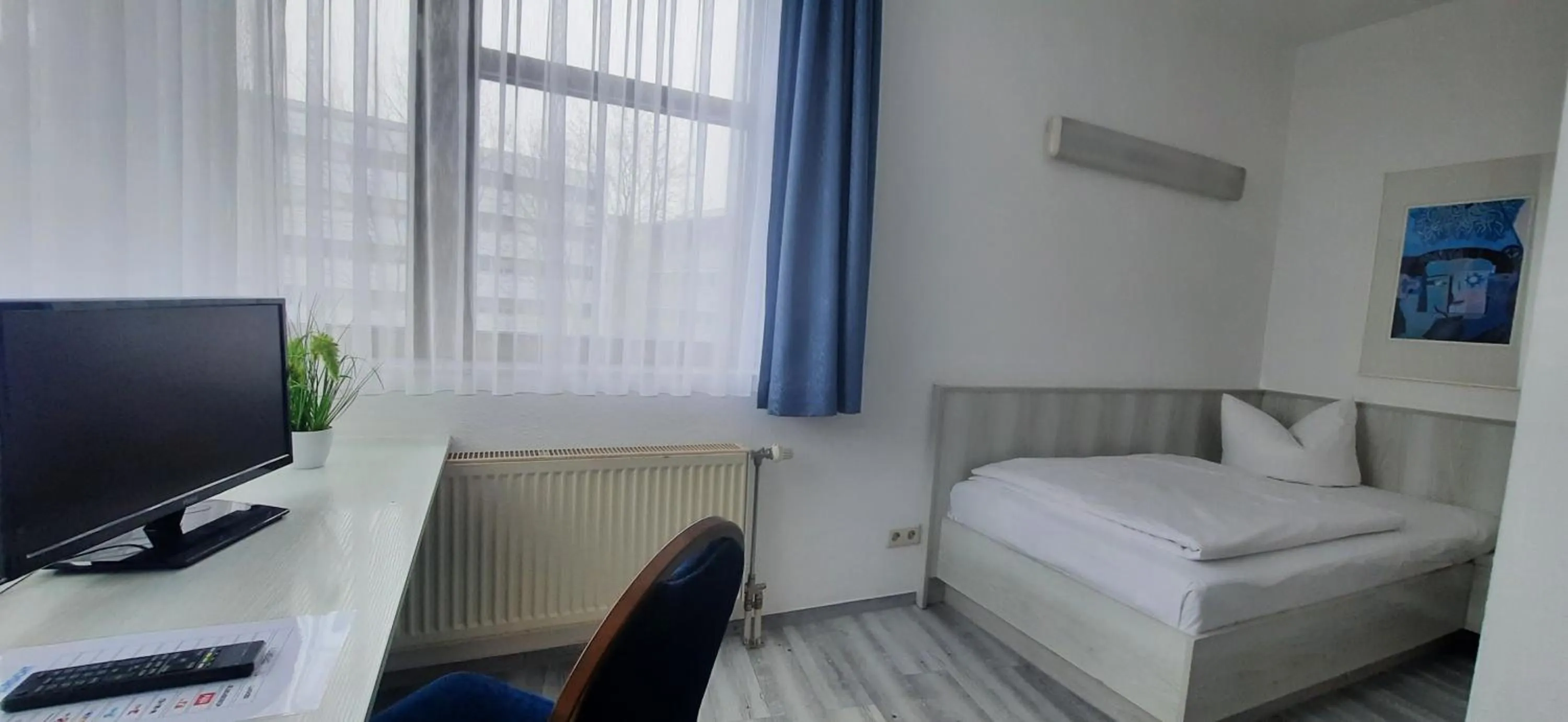 Photo of the whole room, Bed in Central-Hotel Tegel