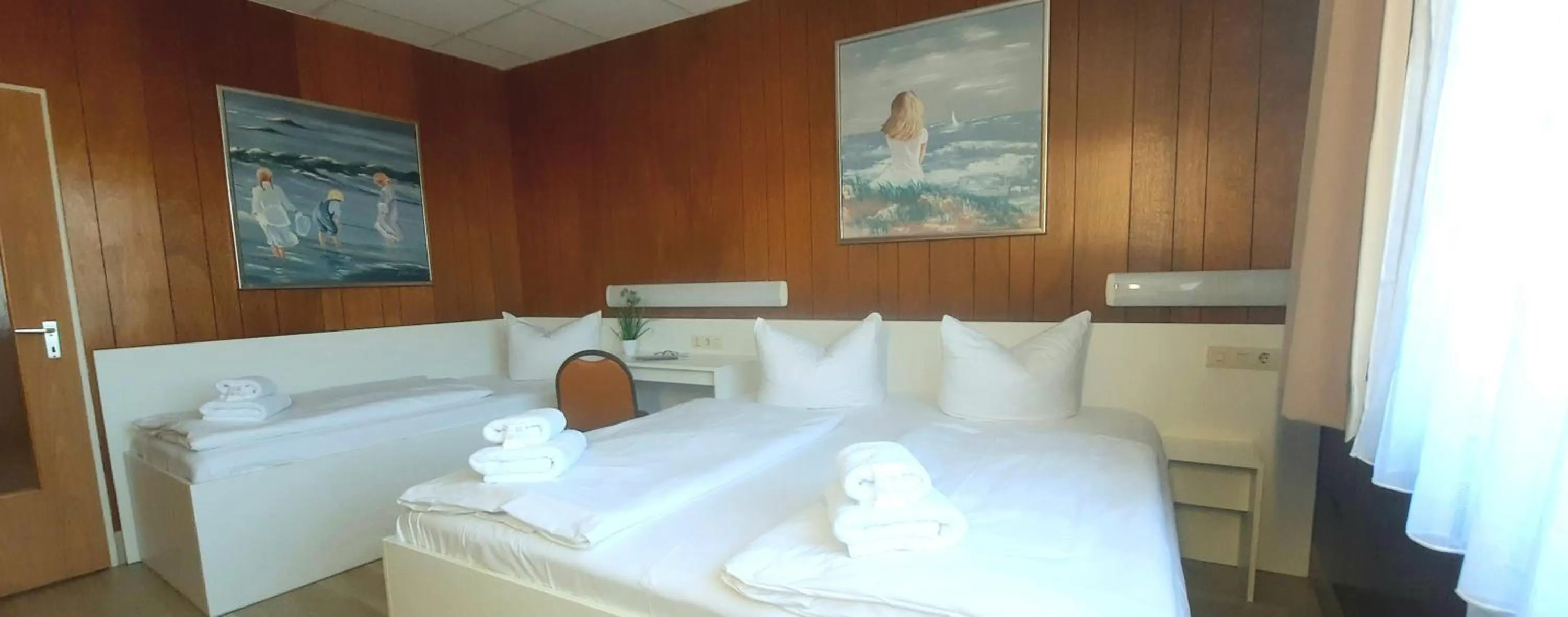 Photo of the whole room, Bed in Central-Hotel Tegel