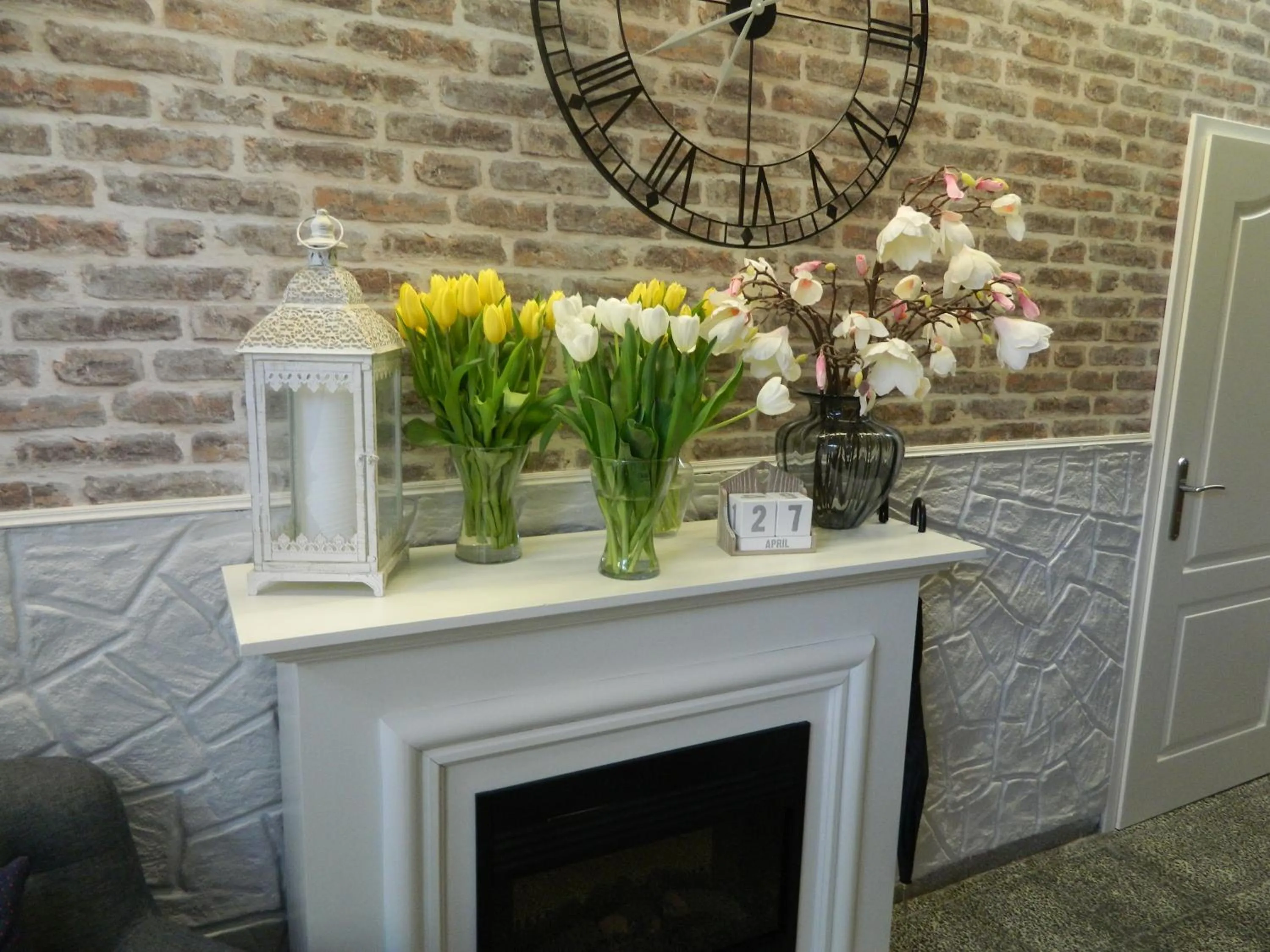 Communal lounge/ TV room in K&S Apartments