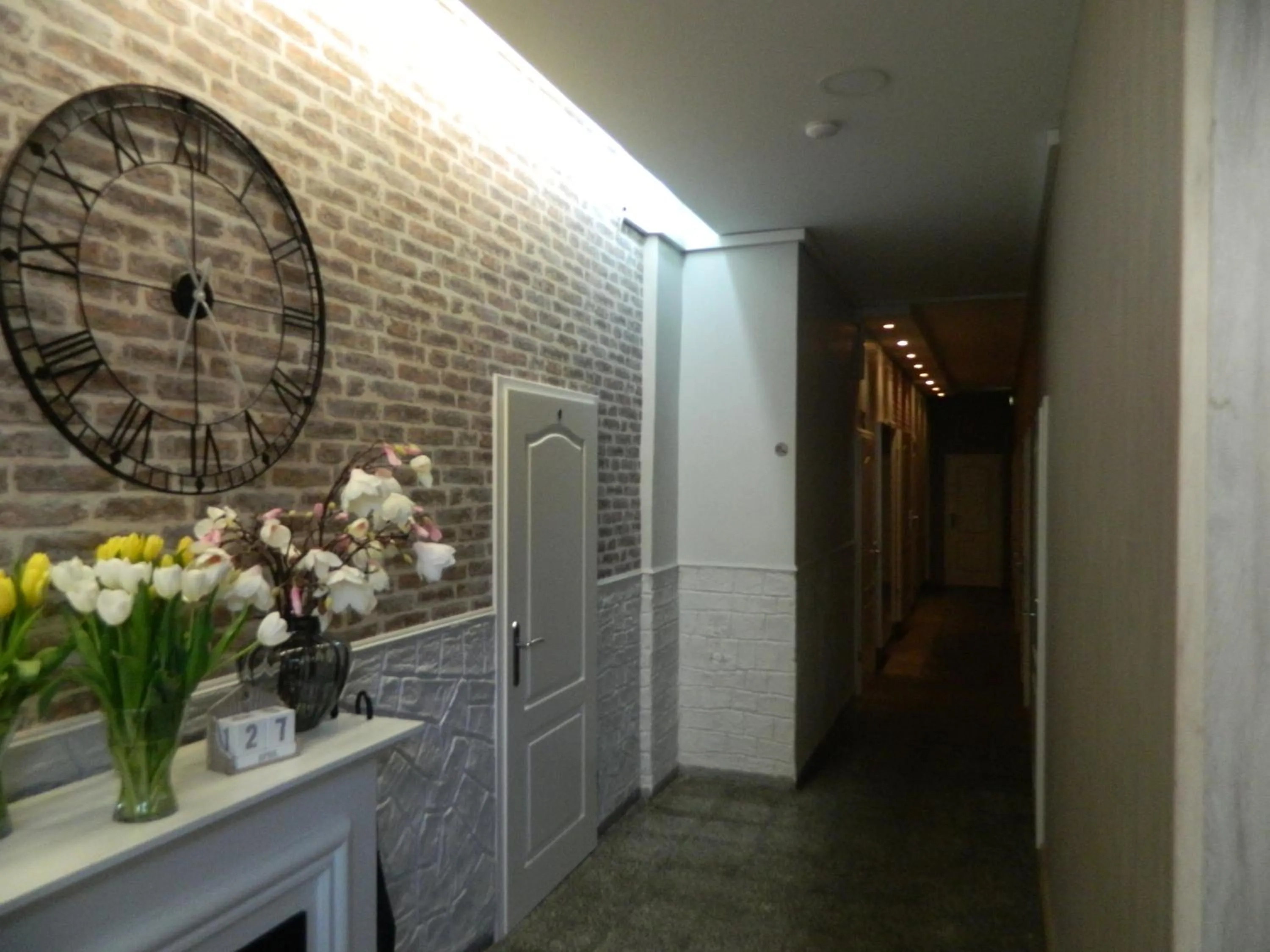 Communal lounge/ TV room in K&S Apartments