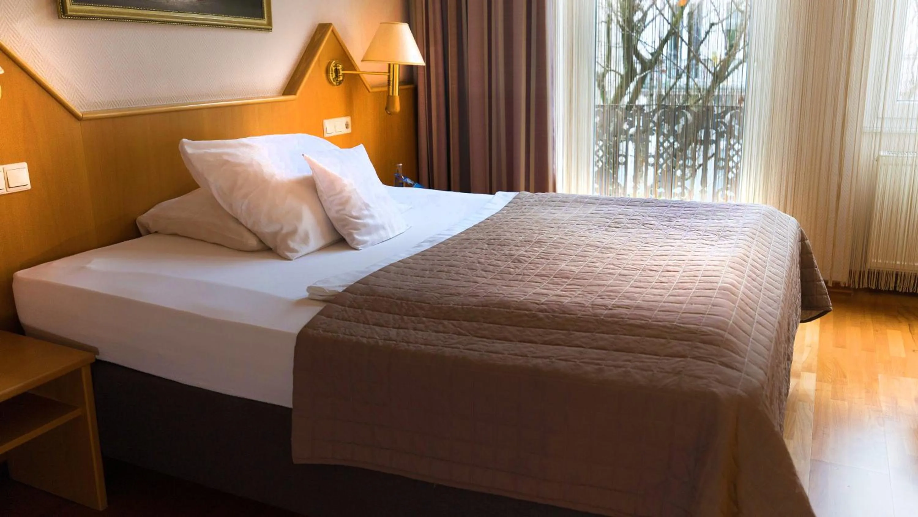 Photo of the whole room, Bed in Komfort Hotel Am Kurpark