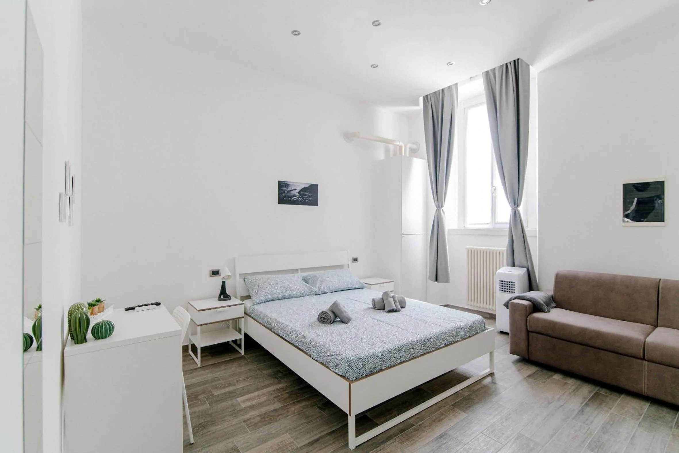 Bedroom, Bed in Downtown Rooms