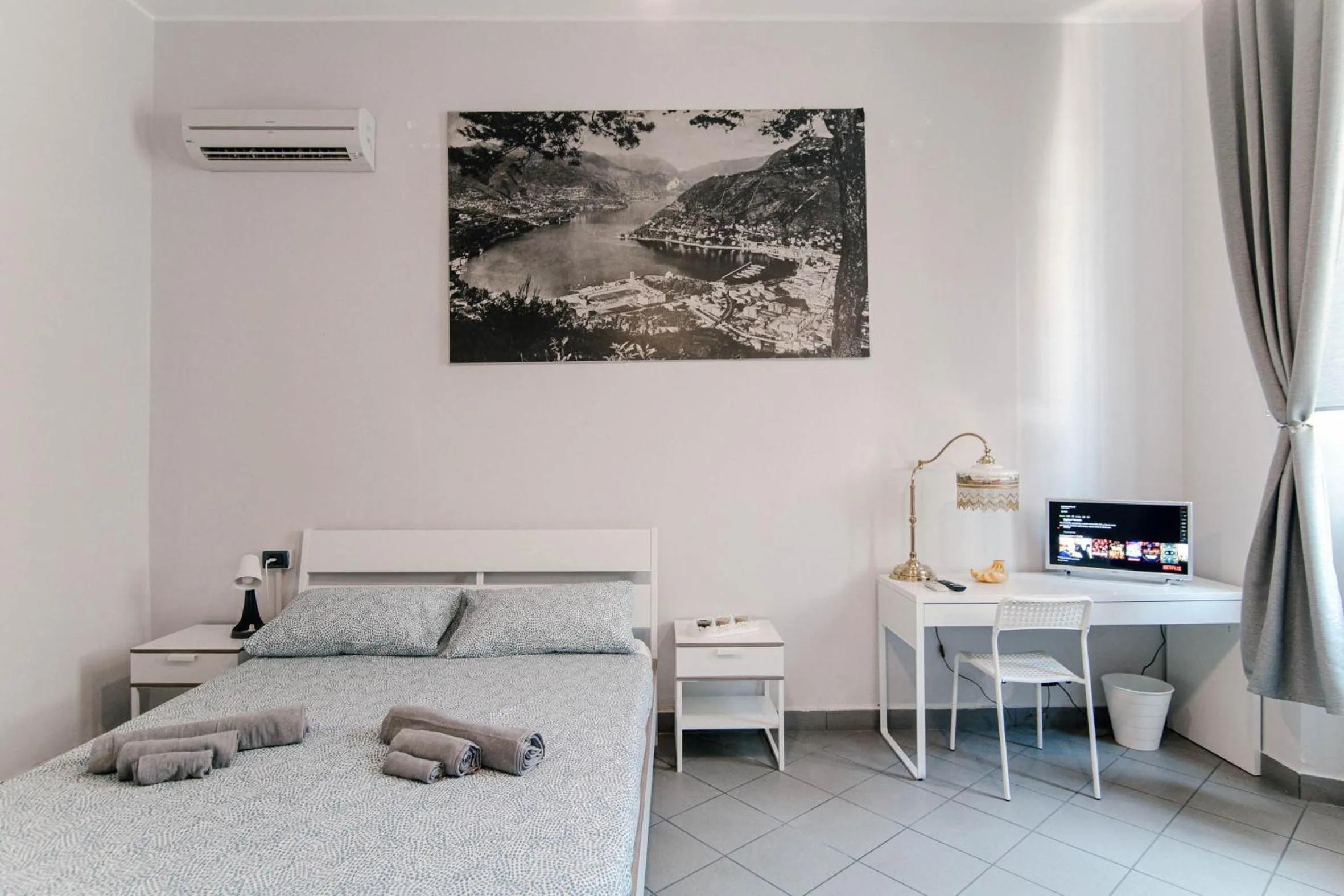 Bedroom, Bed in Downtown Rooms