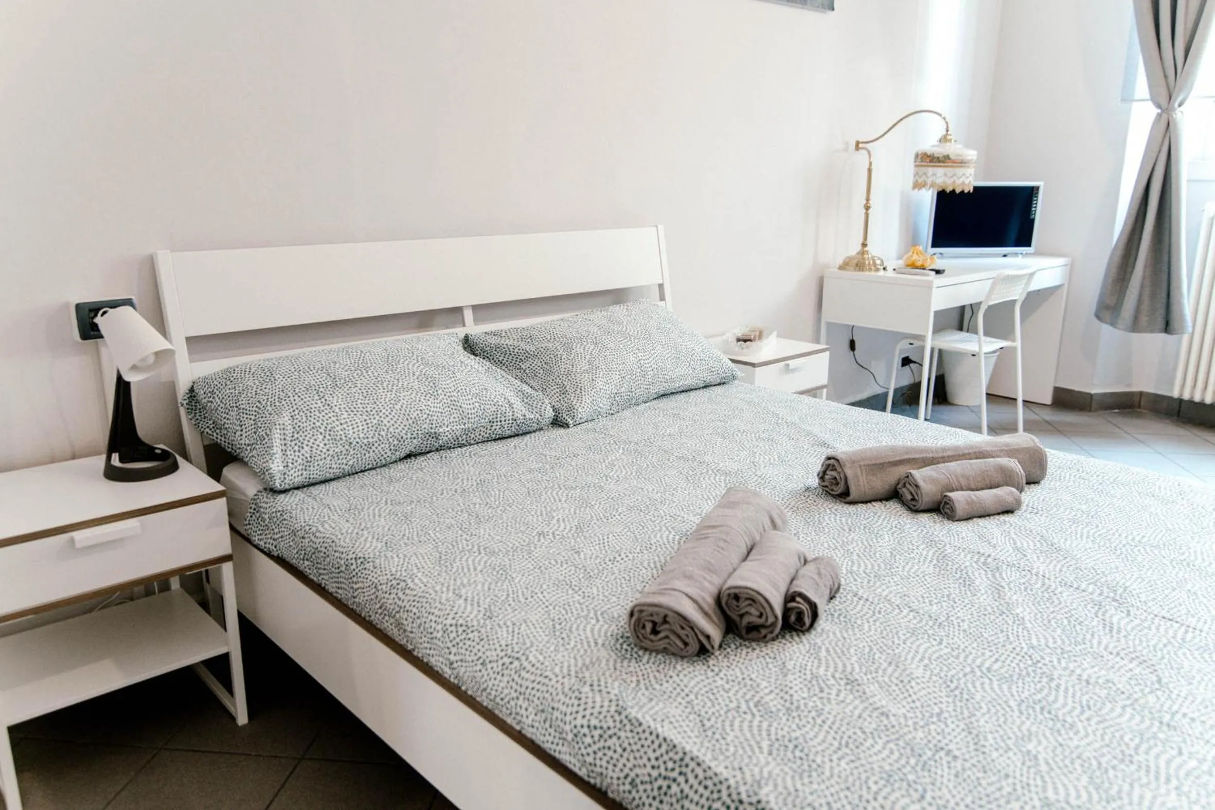 Bedroom, Bed in Downtown Rooms