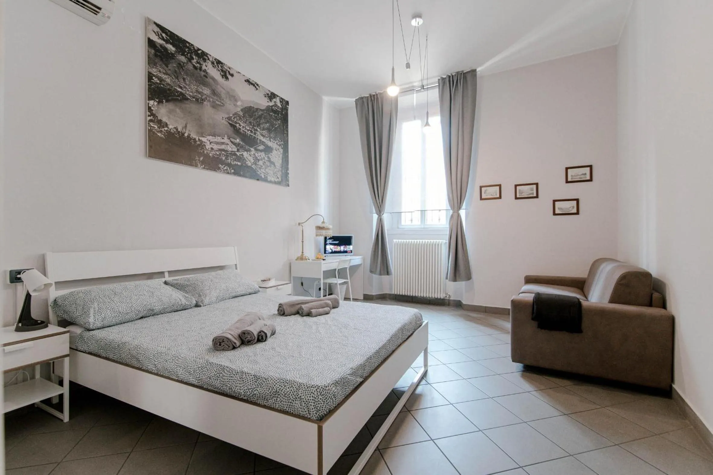 Bedroom, Bed in Downtown Rooms