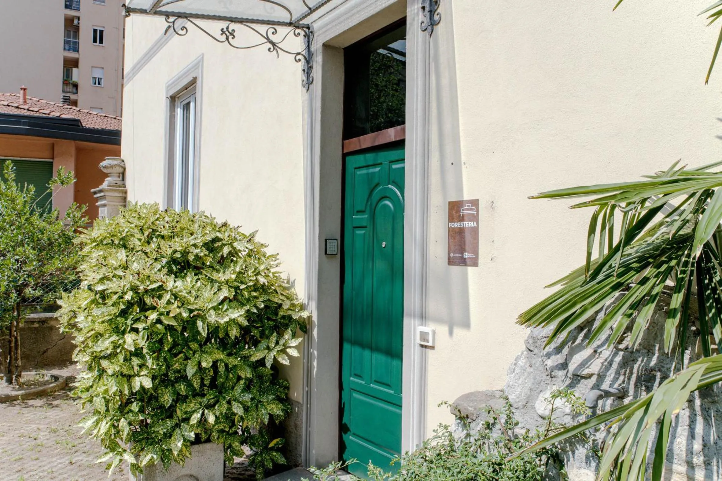 Property building in Downtown Rooms